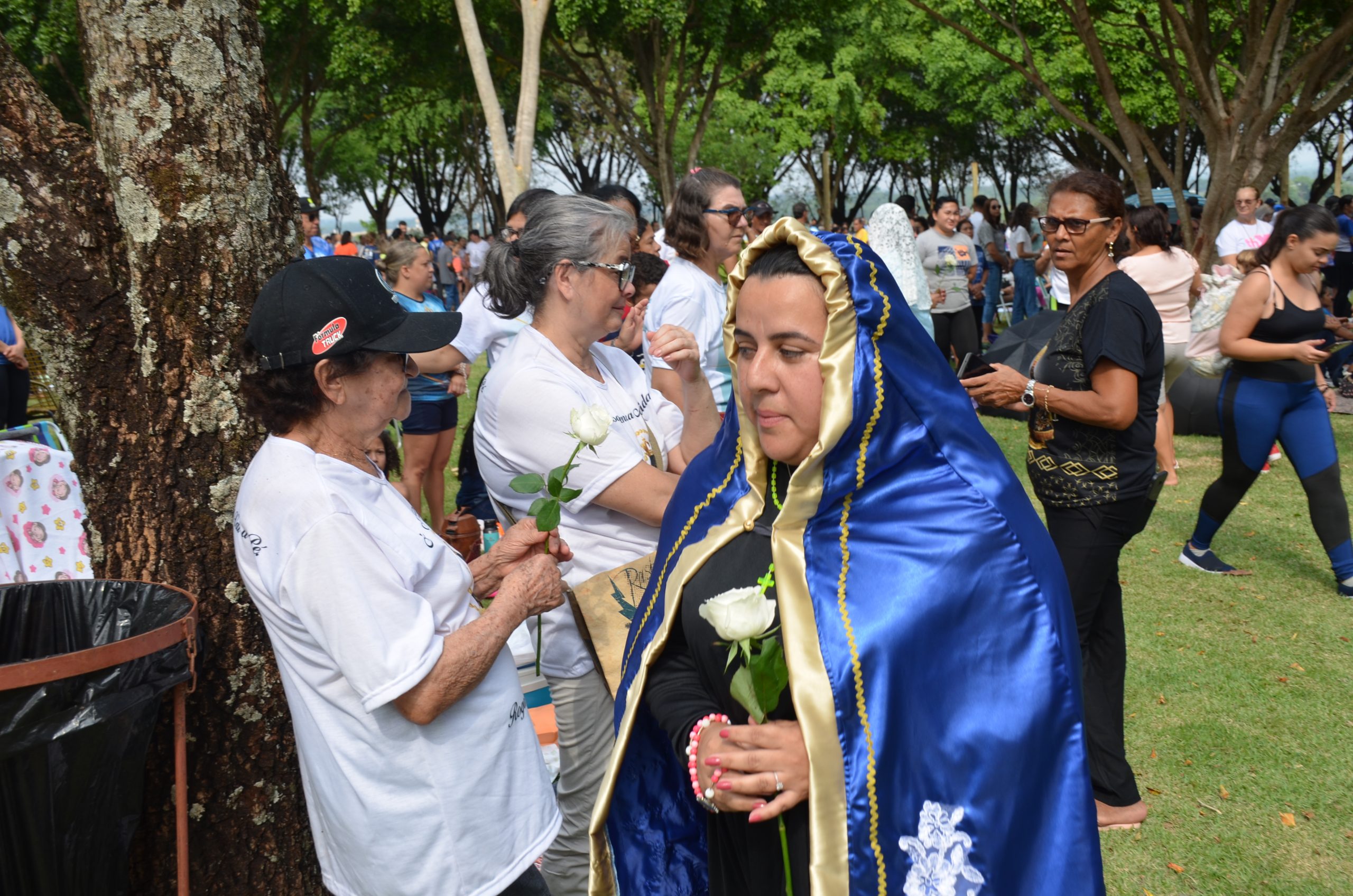 Romaria de N.Sra. Aparecida leva milhares de fiéis ao Santuário de Vila São Pedro Romaria de N.Sra. Aparecida leva milhares de fiéis ao Santuário de Vila São Pedro