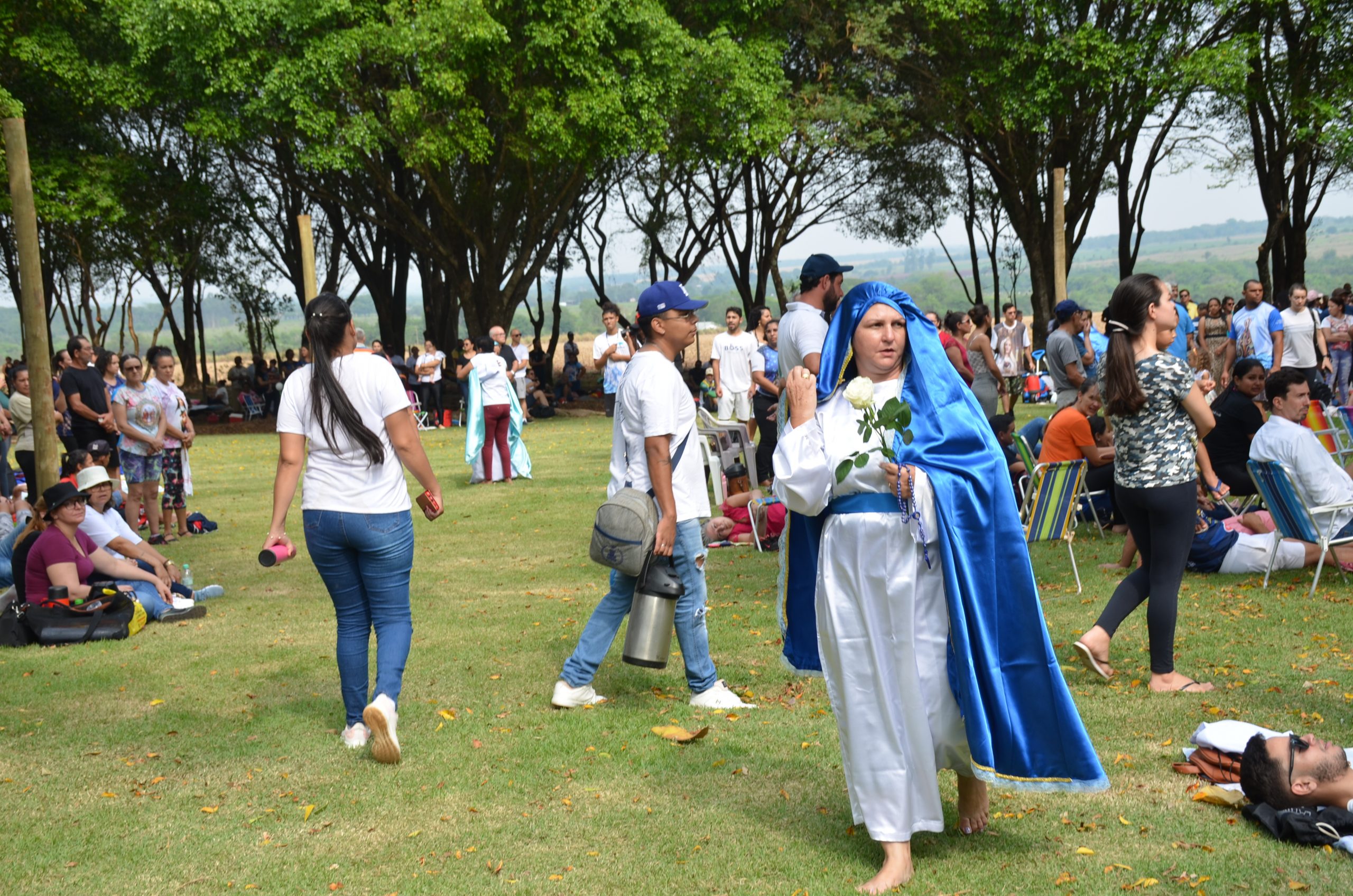 Romaria de N.Sra. Aparecida leva milhares de fiéis ao Santuário de Vila São Pedro Romaria de N.Sra. Aparecida leva milhares de fiéis ao Santuário de Vila São Pedro