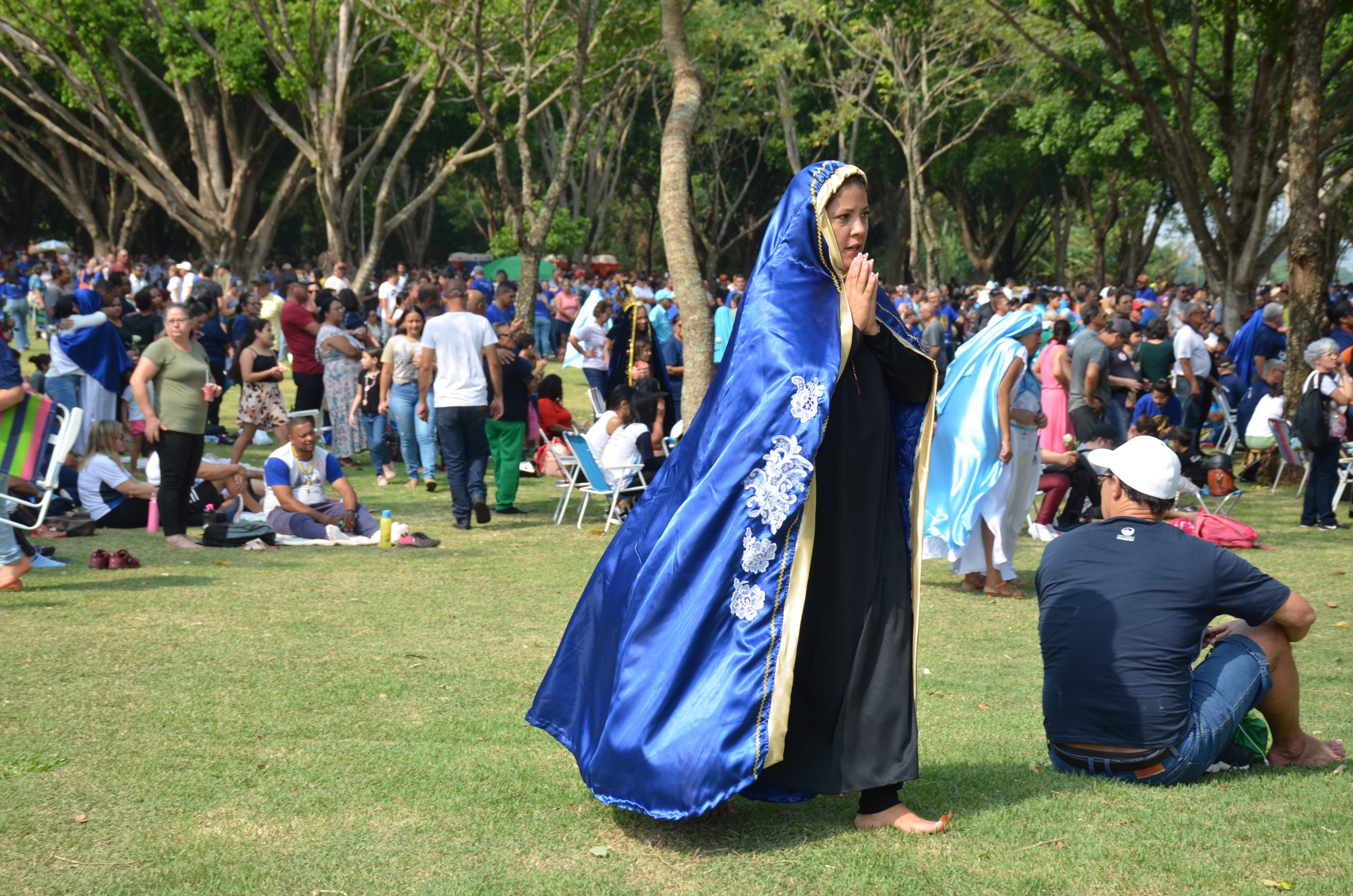 Romaria de N.Sra. Aparecida leva milhares de fiéis ao Santuário de Vila São Pedro Romaria de N.Sra. Aparecida leva milhares de fiéis ao Santuário de Vila São Pedro