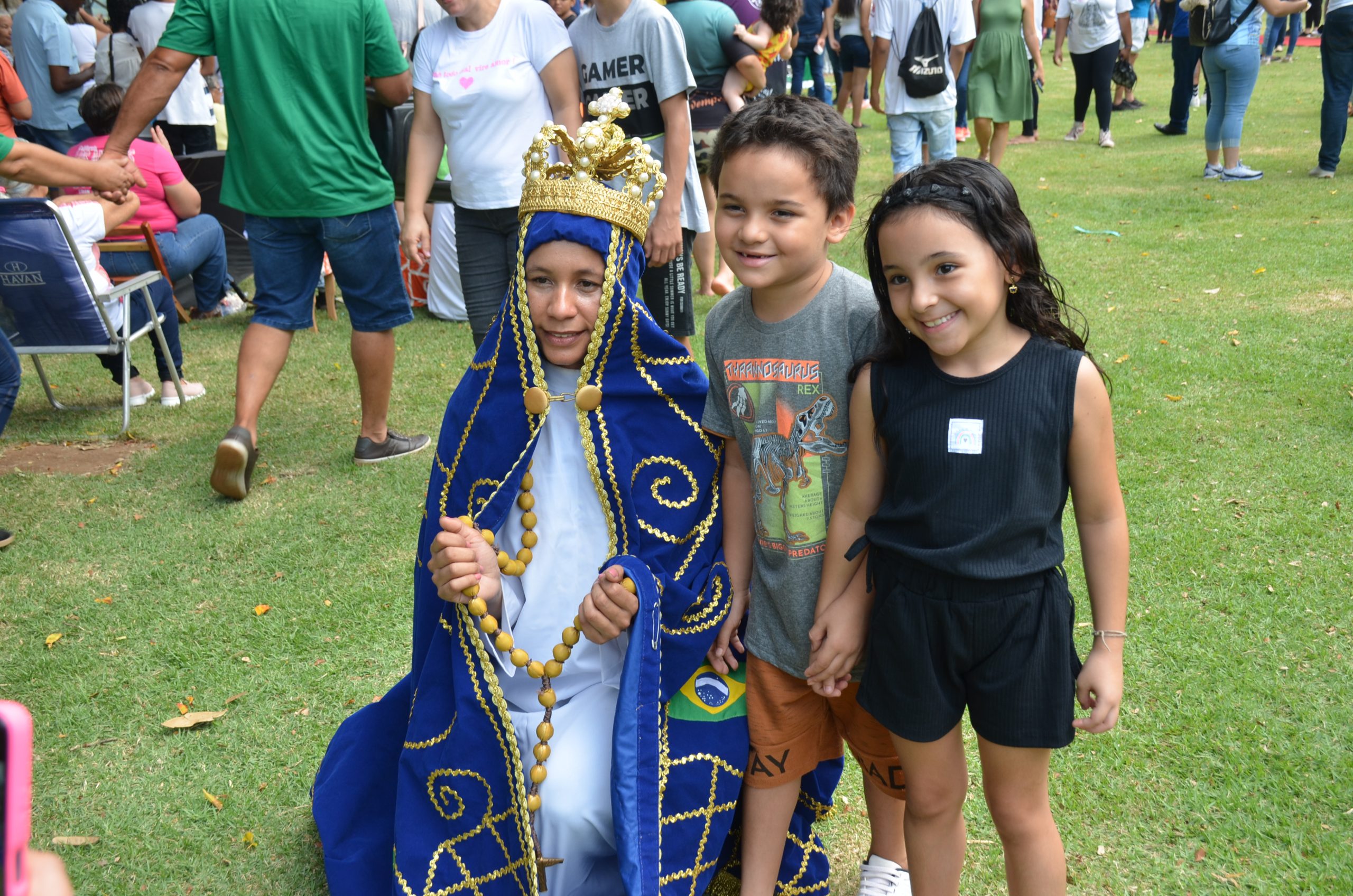 Romaria de N.Sra. Aparecida leva milhares de fiéis ao Santuário de Vila São Pedro Romaria de N.Sra. Aparecida leva milhares de fiéis ao Santuário de Vila São Pedro