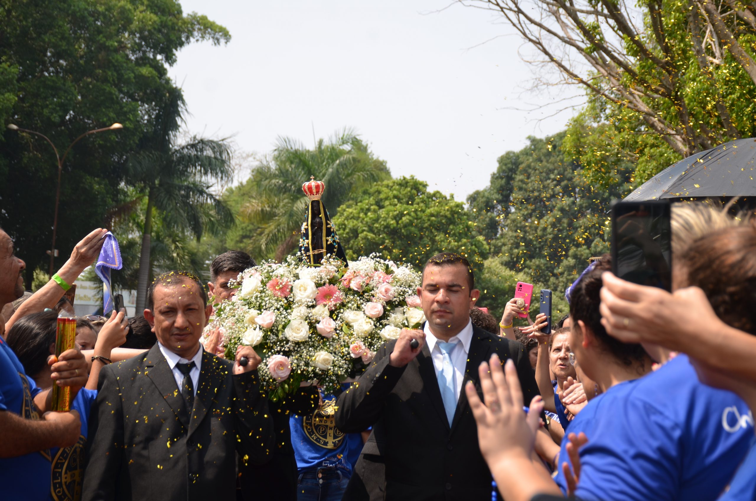 Romaria de N.Sra. Aparecida leva milhares de fiéis ao Santuário de Vila São Pedro Romaria de N.Sra. Aparecida leva milhares de fiéis ao Santuário de Vila São Pedro