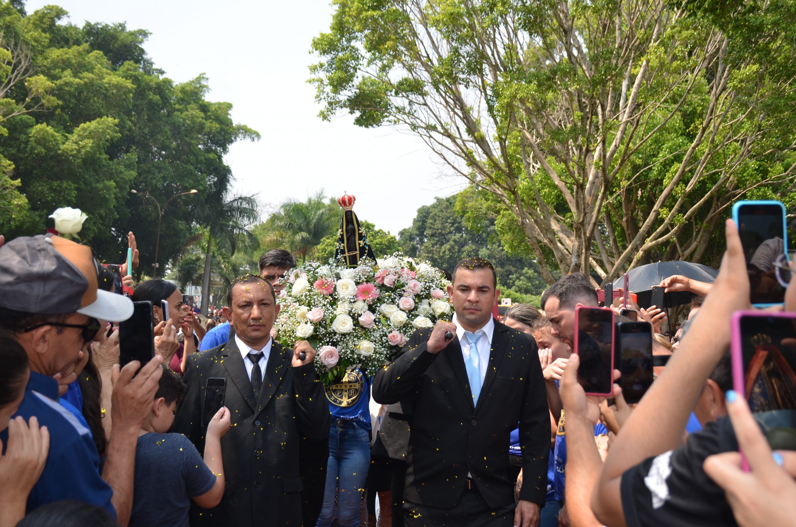 Romaria de N.Sra. Aparecida leva milhares de fiéis ao Santuário de Vila São Pedro Romaria de N.Sra. Aparecida leva milhares de fiéis ao Santuário de Vila São Pedro