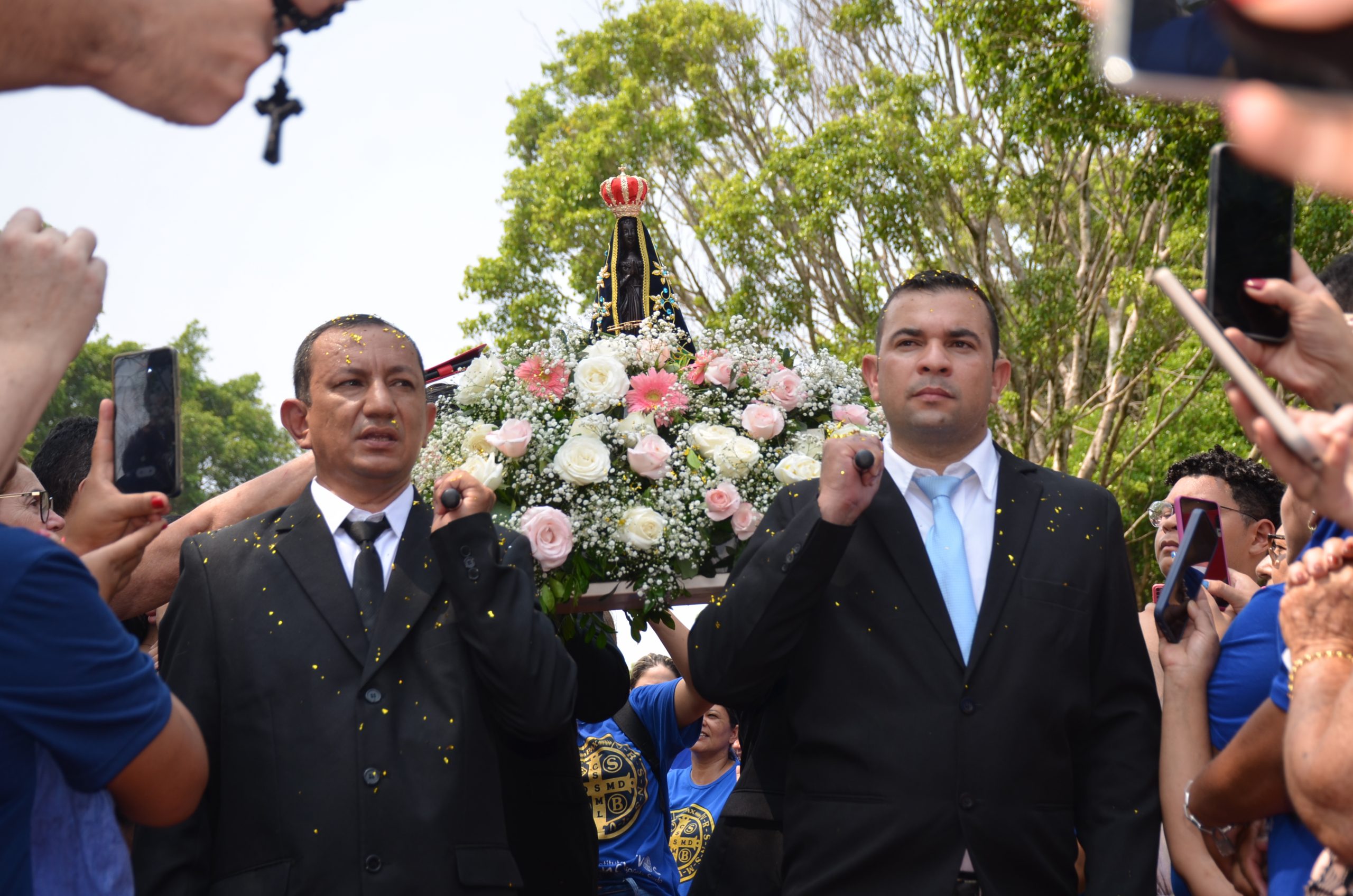 Romaria de N.Sra. Aparecida leva milhares de fiéis ao Santuário de Vila São Pedro Romaria de N.Sra. Aparecida leva milhares de fiéis ao Santuário de Vila São Pedro