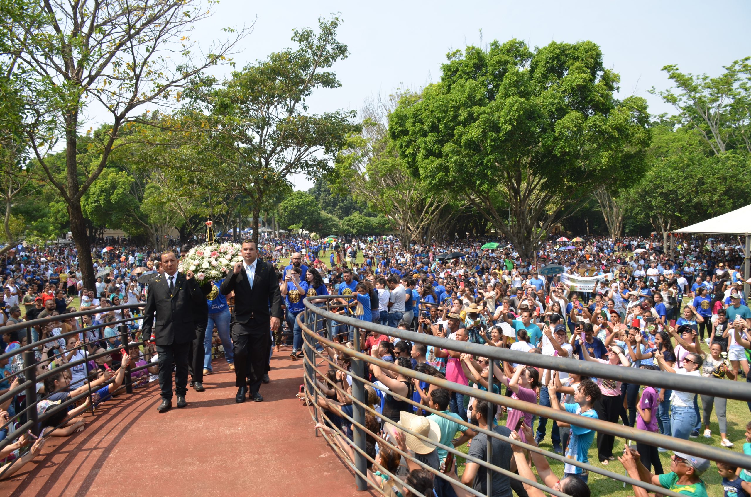 Romaria de N.Sra. Aparecida leva milhares de fiéis ao Santuário de Vila São Pedro