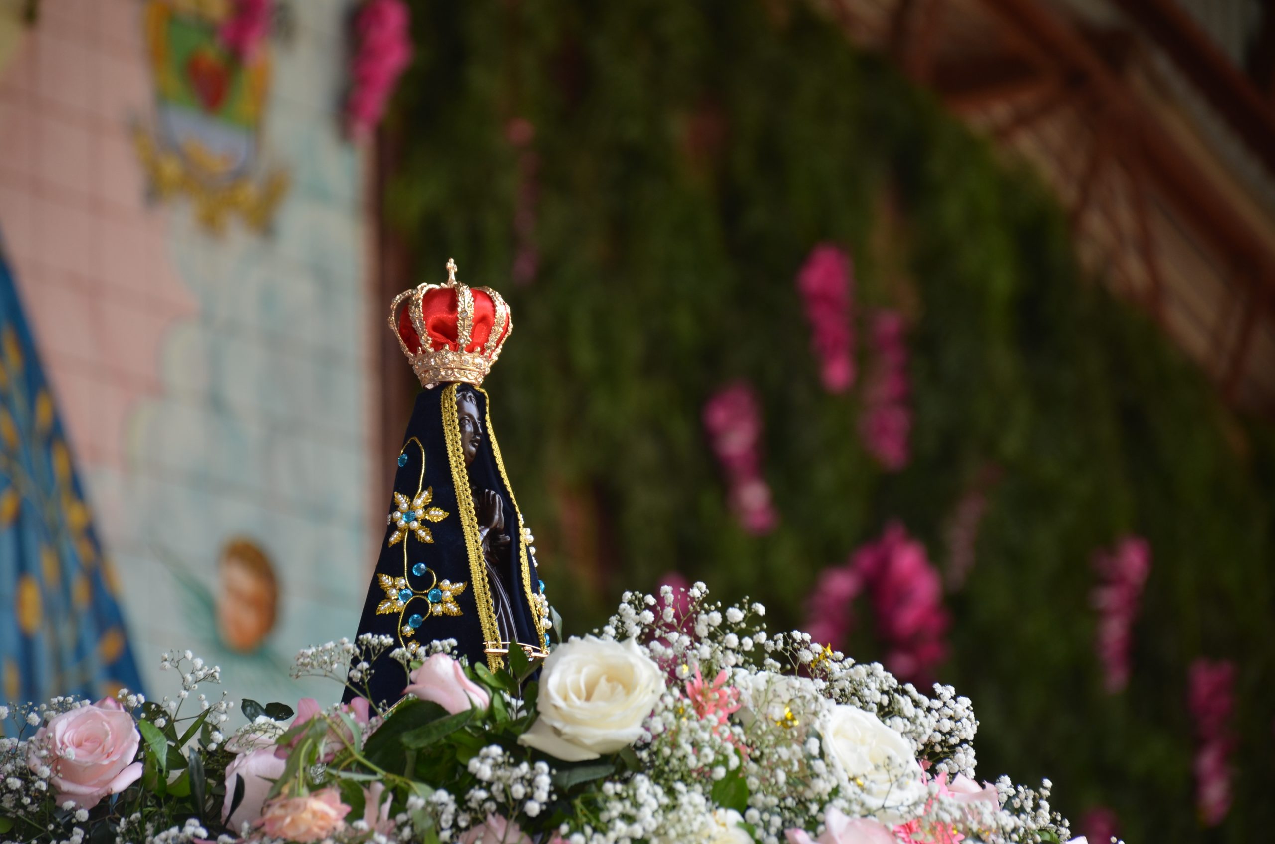 Romaria de N.Sra. Aparecida leva milhares de fiéis ao Santuário de Vila São Pedro Romaria de N.Sra. Aparecida leva milhares de fiéis ao Santuário de Vila São Pedro
