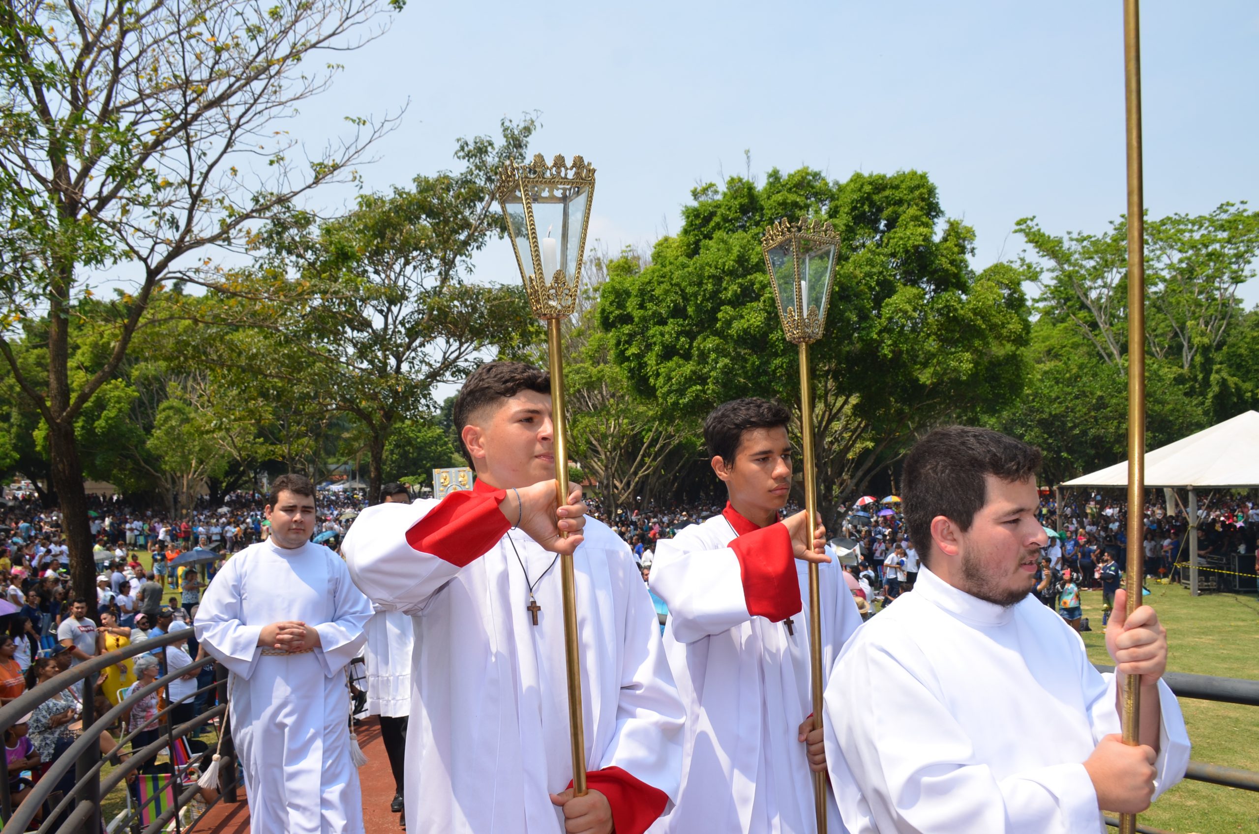 Romaria de N.Sra. Aparecida leva milhares de fiéis ao Santuário de Vila São Pedro Romaria de N.Sra. Aparecida leva milhares de fiéis ao Santuário de Vila São Pedro