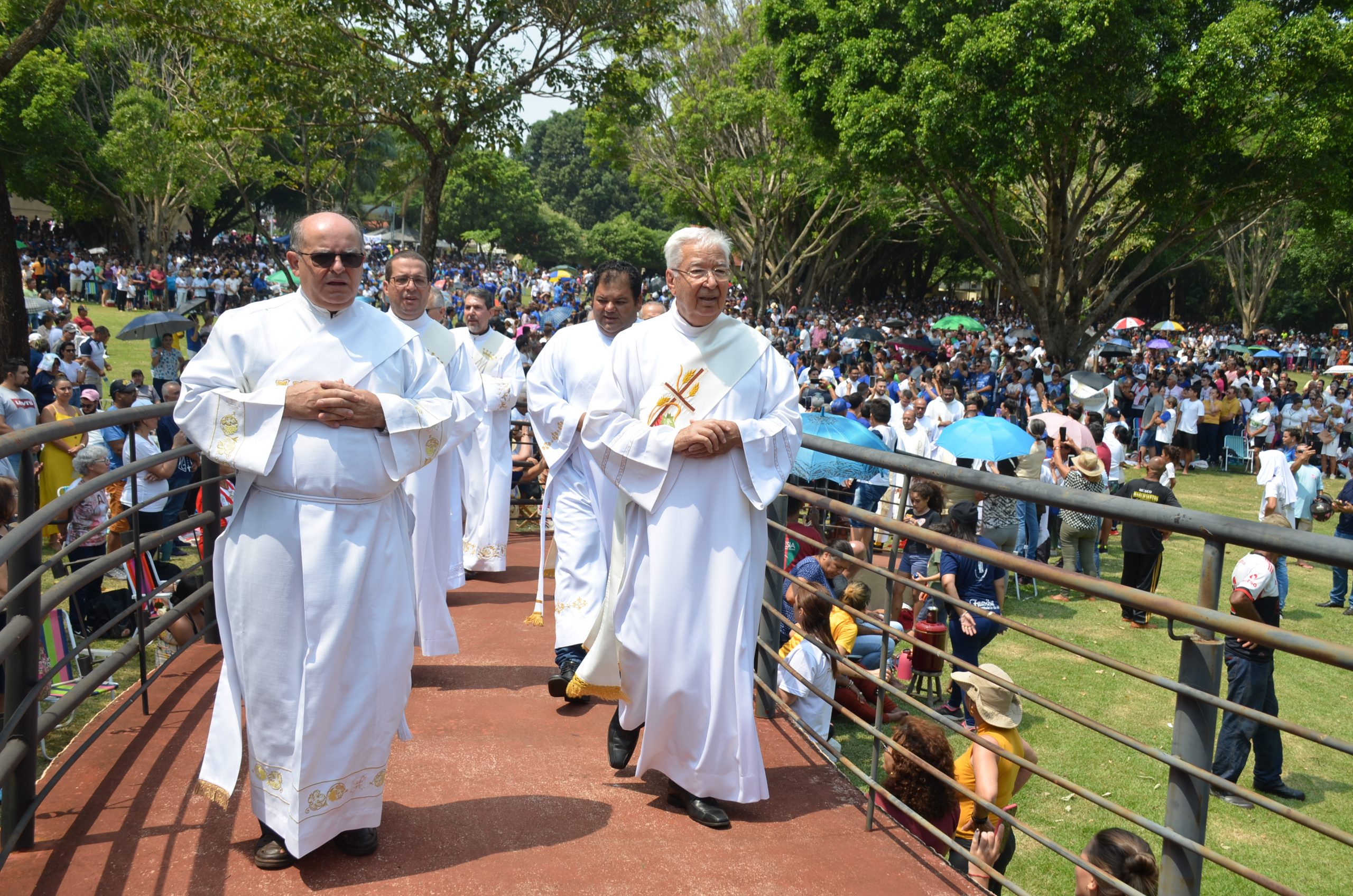 Romaria de N.Sra. Aparecida leva milhares de fiéis ao Santuário de Vila São Pedro Romaria de N.Sra. Aparecida leva milhares de fiéis ao Santuário de Vila São Pedro