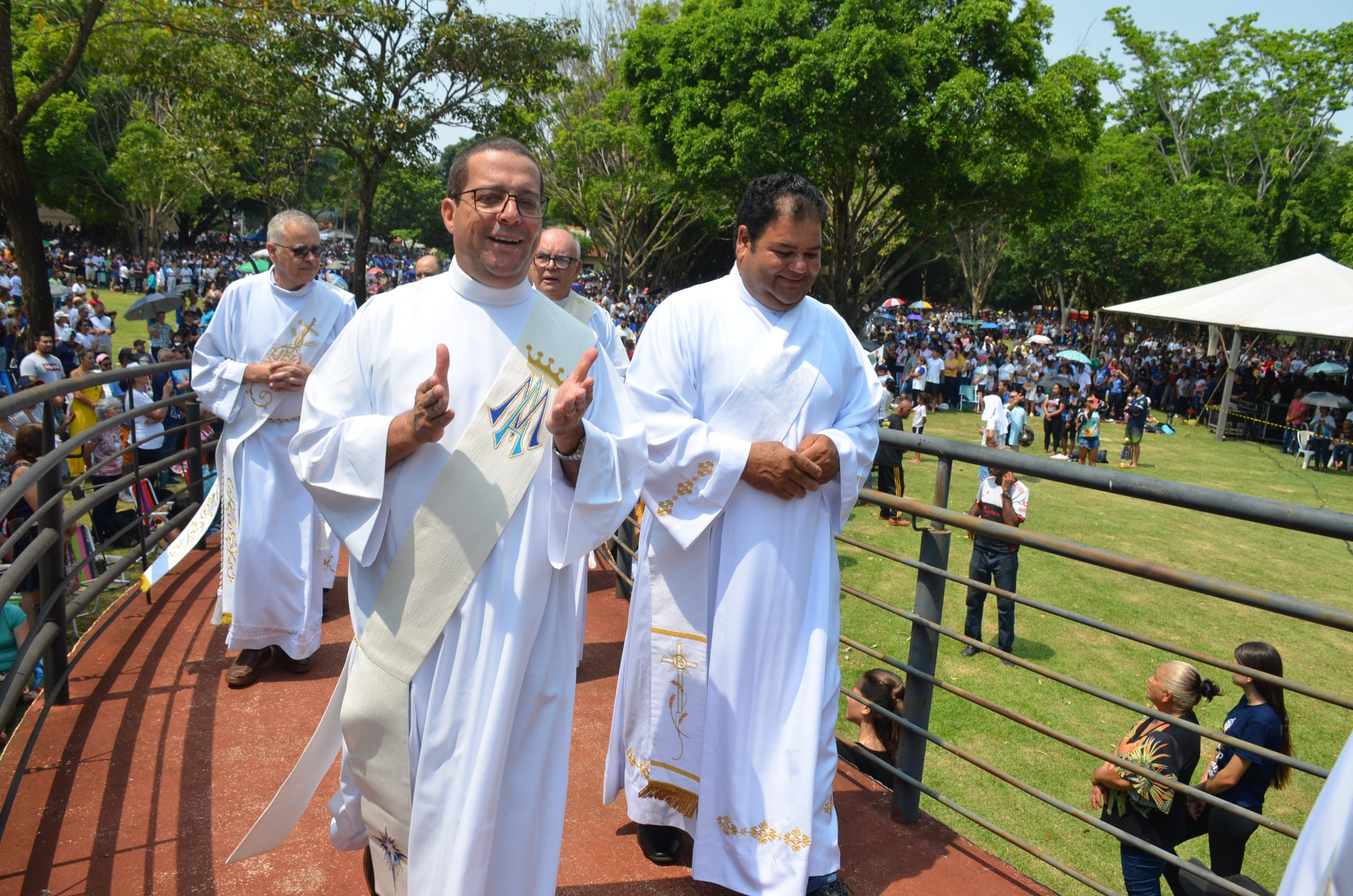 Romaria de N.Sra. Aparecida leva milhares de fiéis ao Santuário de Vila São Pedro Romaria de N.Sra. Aparecida leva milhares de fiéis ao Santuário de Vila São Pedro