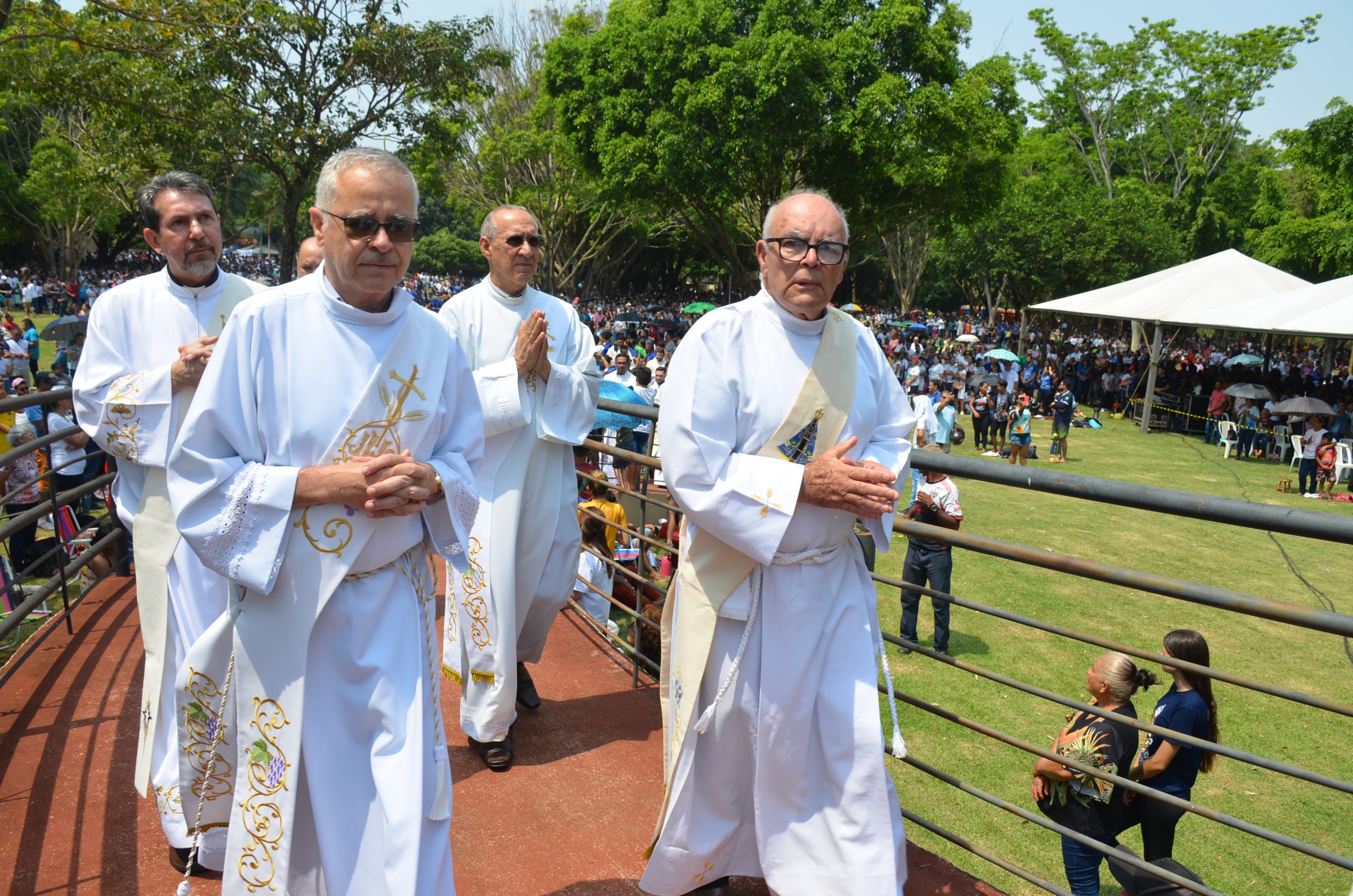 Romaria de N.Sra. Aparecida leva milhares de fiéis ao Santuário de Vila São Pedro Romaria de N.Sra. Aparecida leva milhares de fiéis ao Santuário de Vila São Pedro