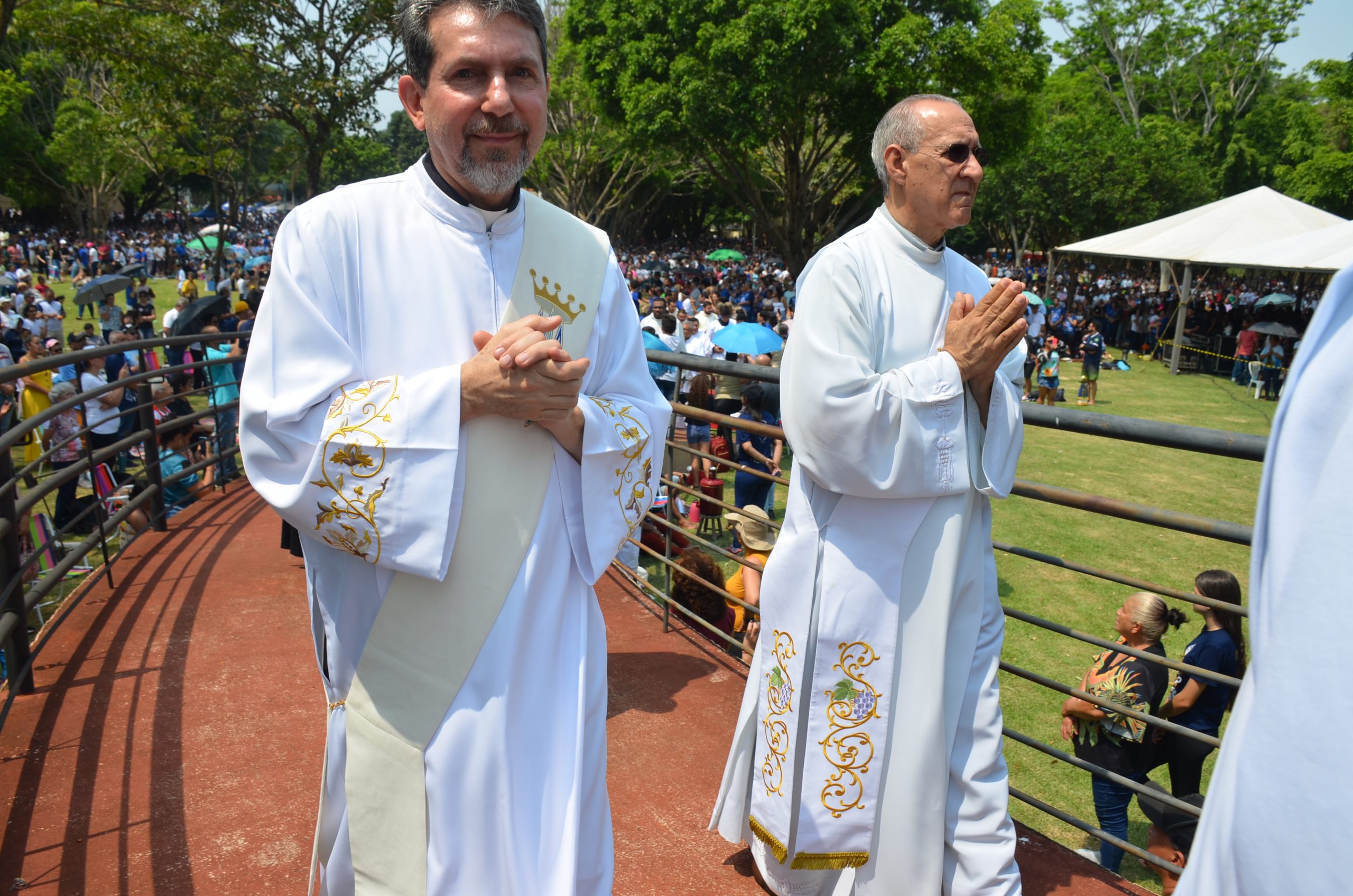 Romaria de N.Sra. Aparecida leva milhares de fiéis ao Santuário de Vila São Pedro Romaria de N.Sra. Aparecida leva milhares de fiéis ao Santuário de Vila São Pedro