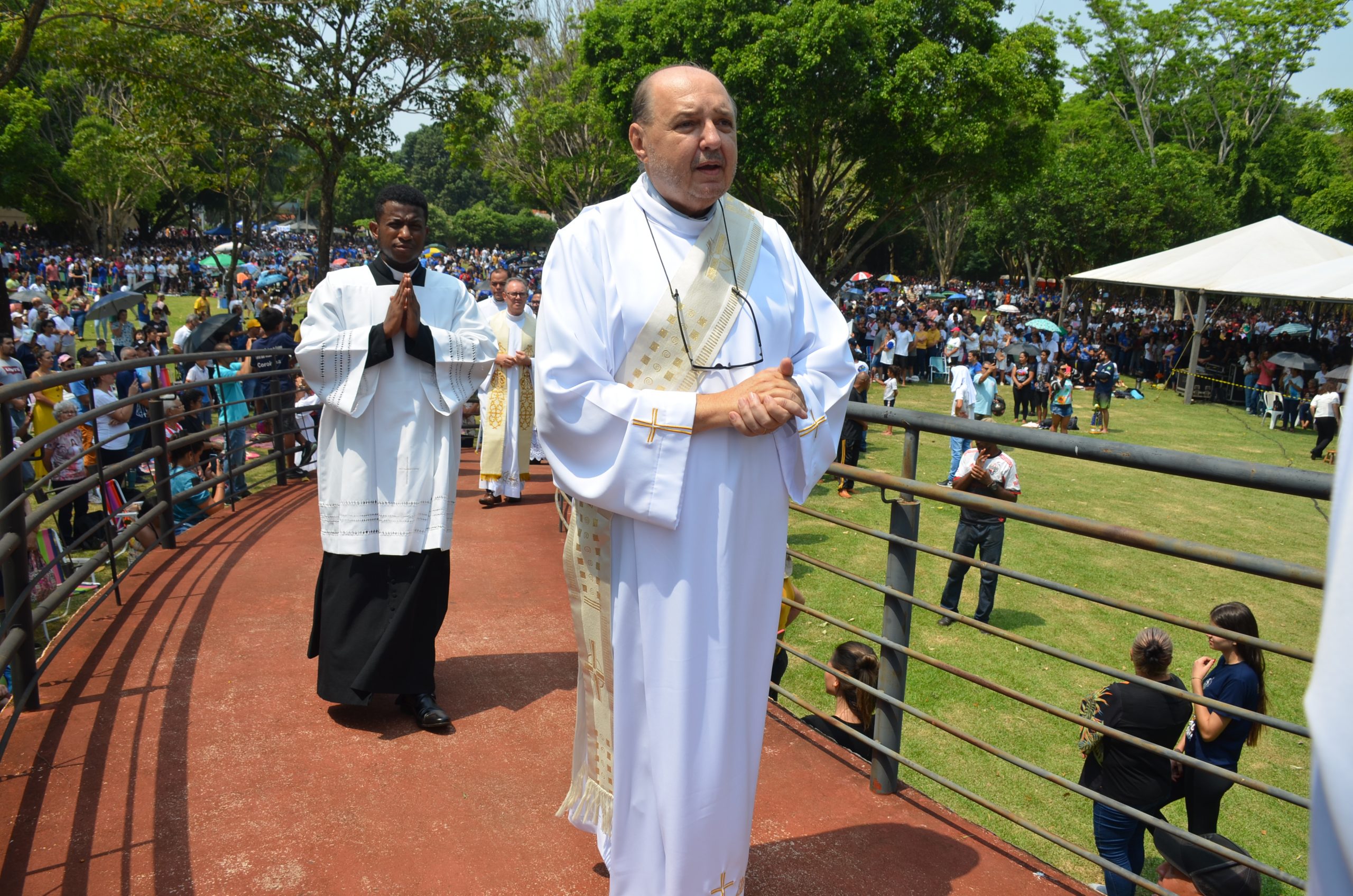 Romaria de N.Sra. Aparecida leva milhares de fiéis ao Santuário de Vila São Pedro Romaria de N.Sra. Aparecida leva milhares de fiéis ao Santuário de Vila São Pedro