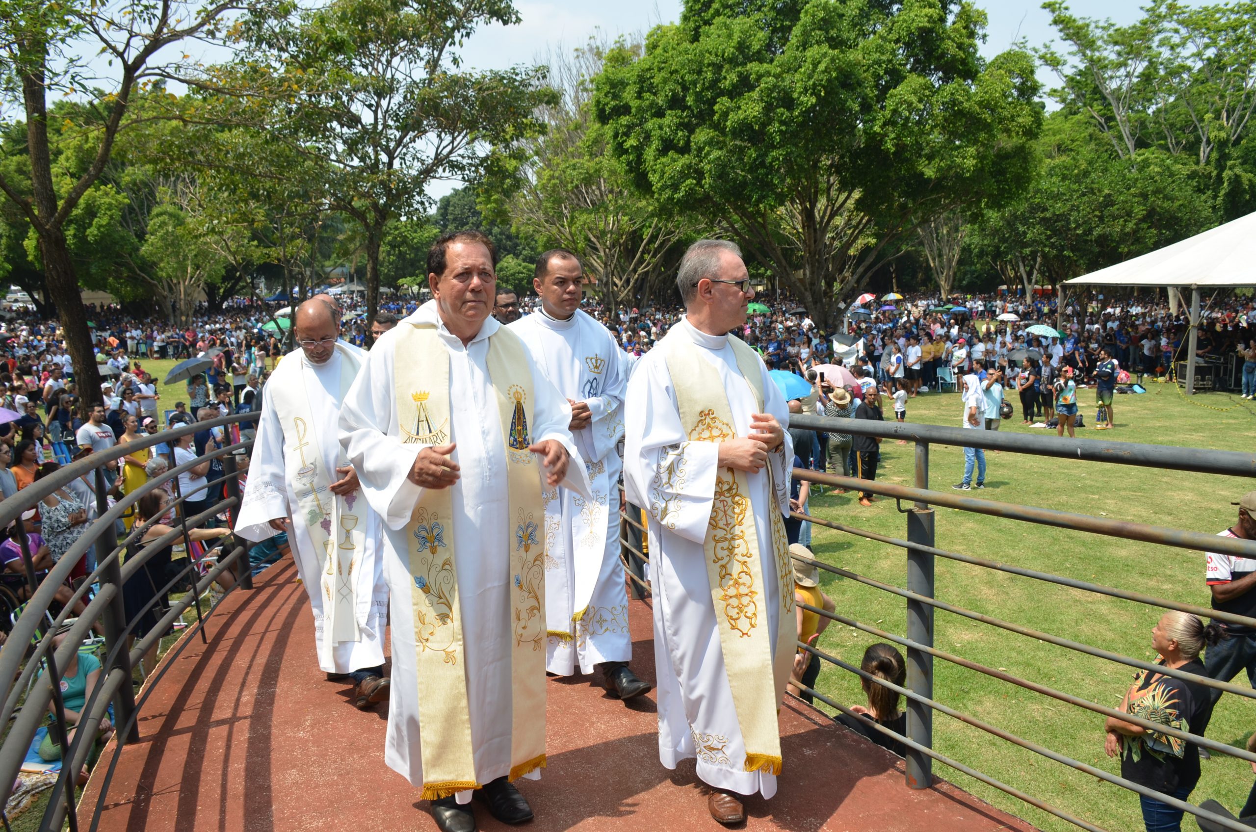 Romaria de N.Sra. Aparecida leva milhares de fiéis ao Santuário de Vila São Pedro Romaria de N.Sra. Aparecida leva milhares de fiéis ao Santuário de Vila São Pedro