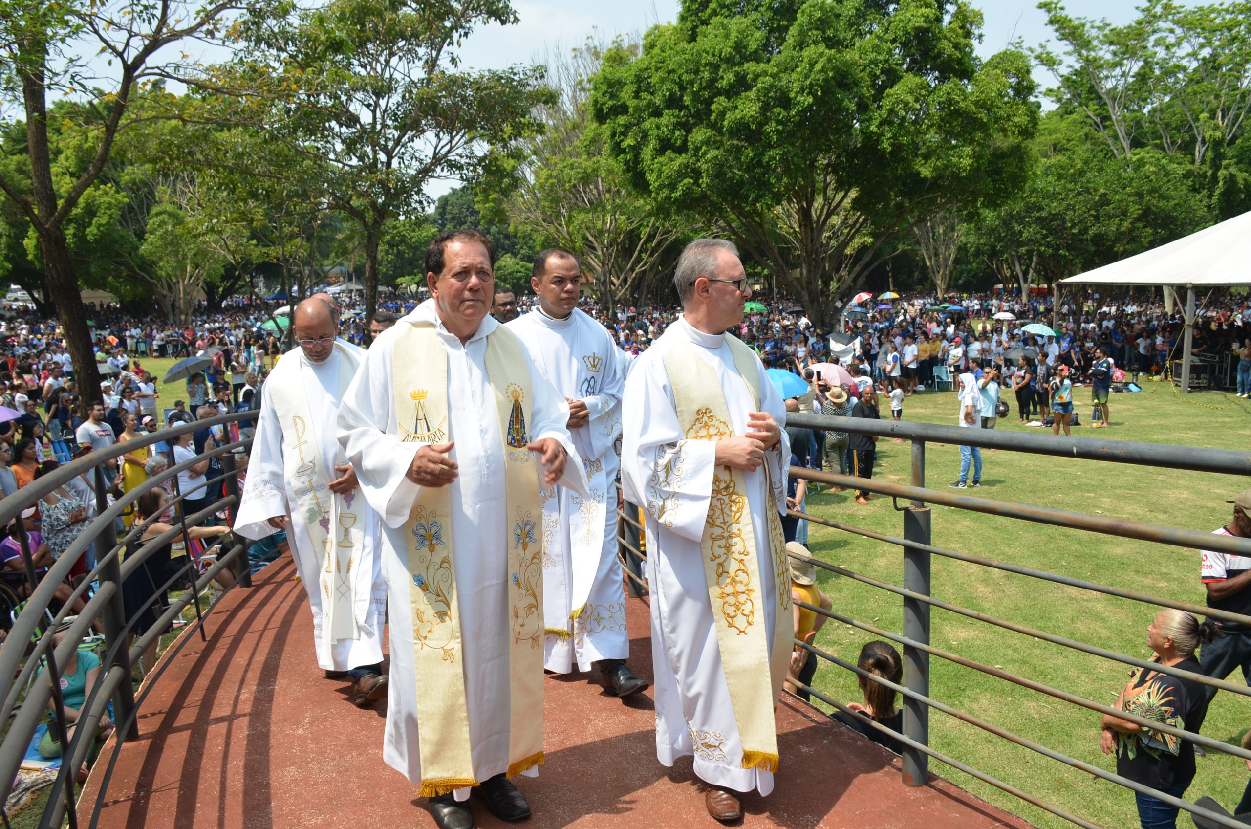 Romaria de N.Sra. Aparecida leva milhares de fiéis ao Santuário de Vila São Pedro