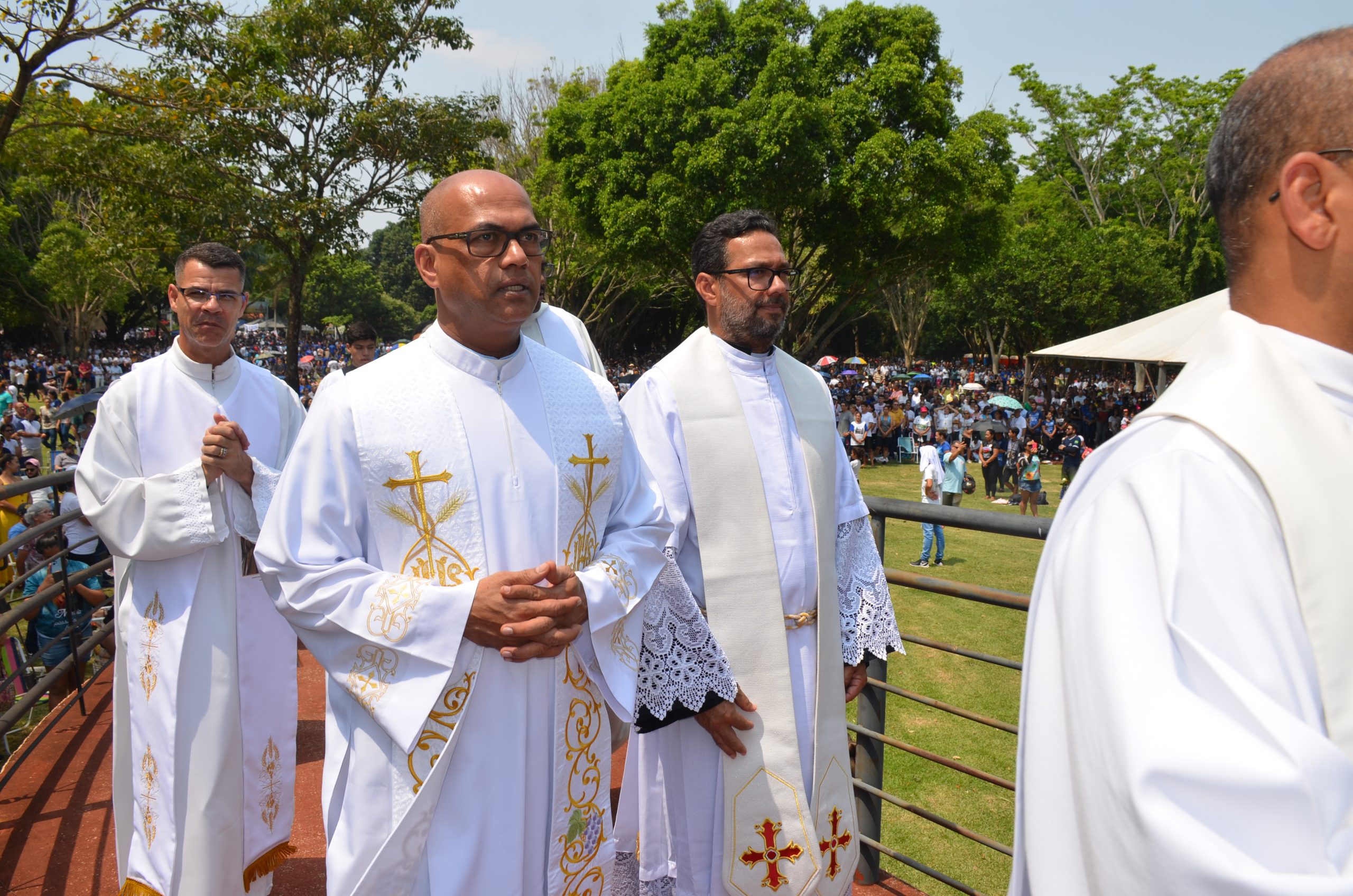 Romaria de N.Sra. Aparecida leva milhares de fiéis ao Santuário de Vila São Pedro Romaria de N.Sra. Aparecida leva milhares de fiéis ao Santuário de Vila São Pedro