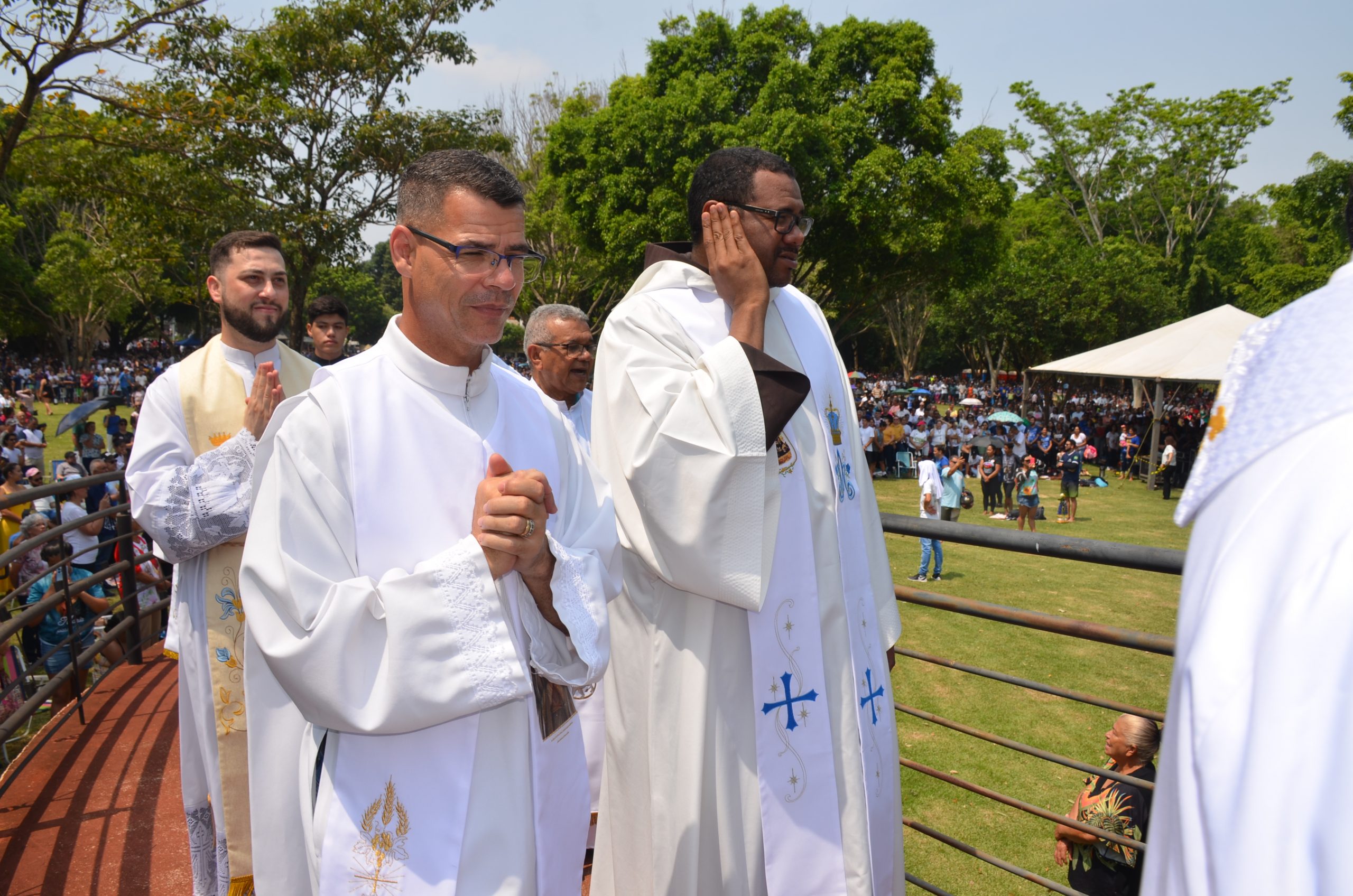 Romaria de N.Sra. Aparecida leva milhares de fiéis ao Santuário de Vila São Pedro Romaria de N.Sra. Aparecida leva milhares de fiéis ao Santuário de Vila São Pedro