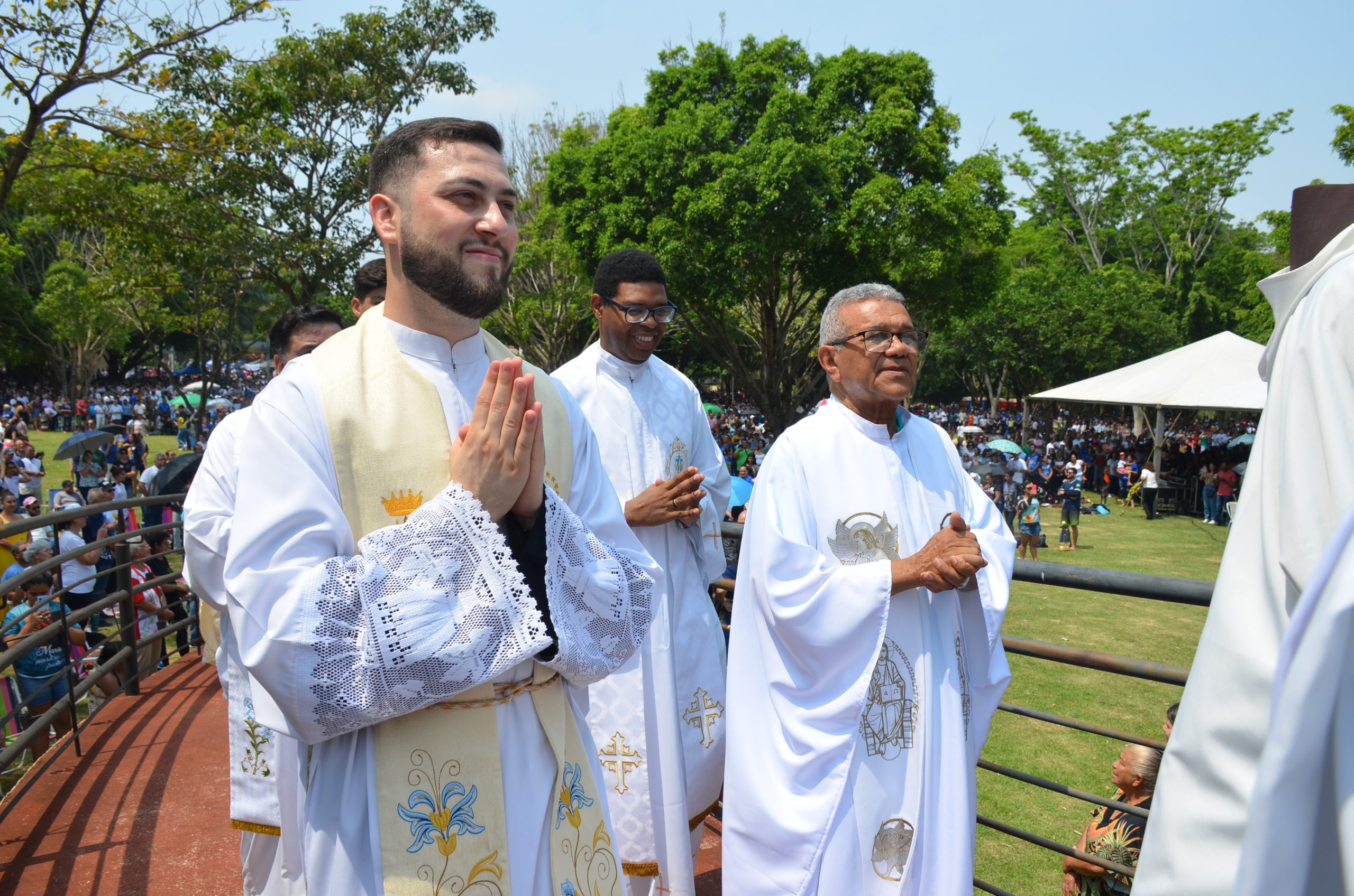 Romaria de N.Sra. Aparecida leva milhares de fiéis ao Santuário de Vila São Pedro Romaria de N.Sra. Aparecida leva milhares de fiéis ao Santuário de Vila São Pedro
