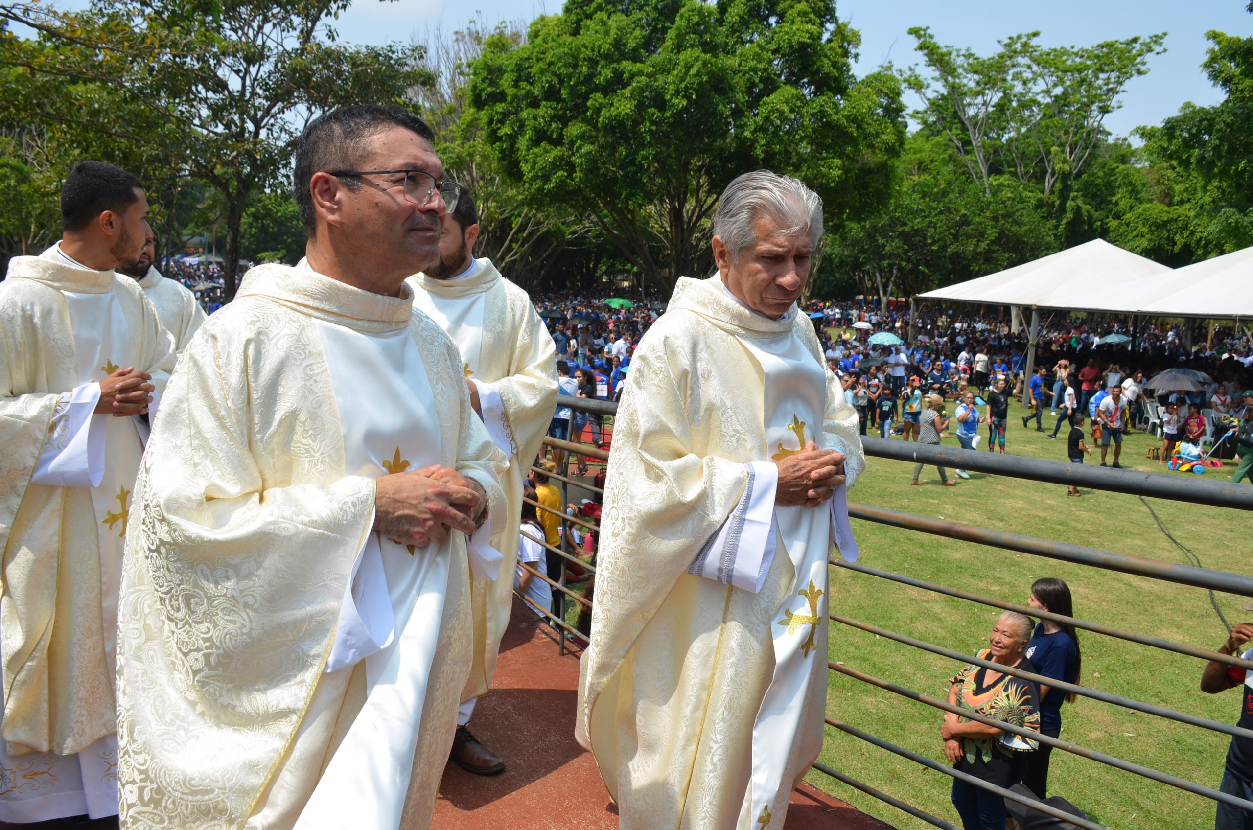 Romaria de N.Sra. Aparecida leva milhares de fiéis ao Santuário de Vila São Pedro Romaria de N.Sra. Aparecida leva milhares de fiéis ao Santuário de Vila São Pedro