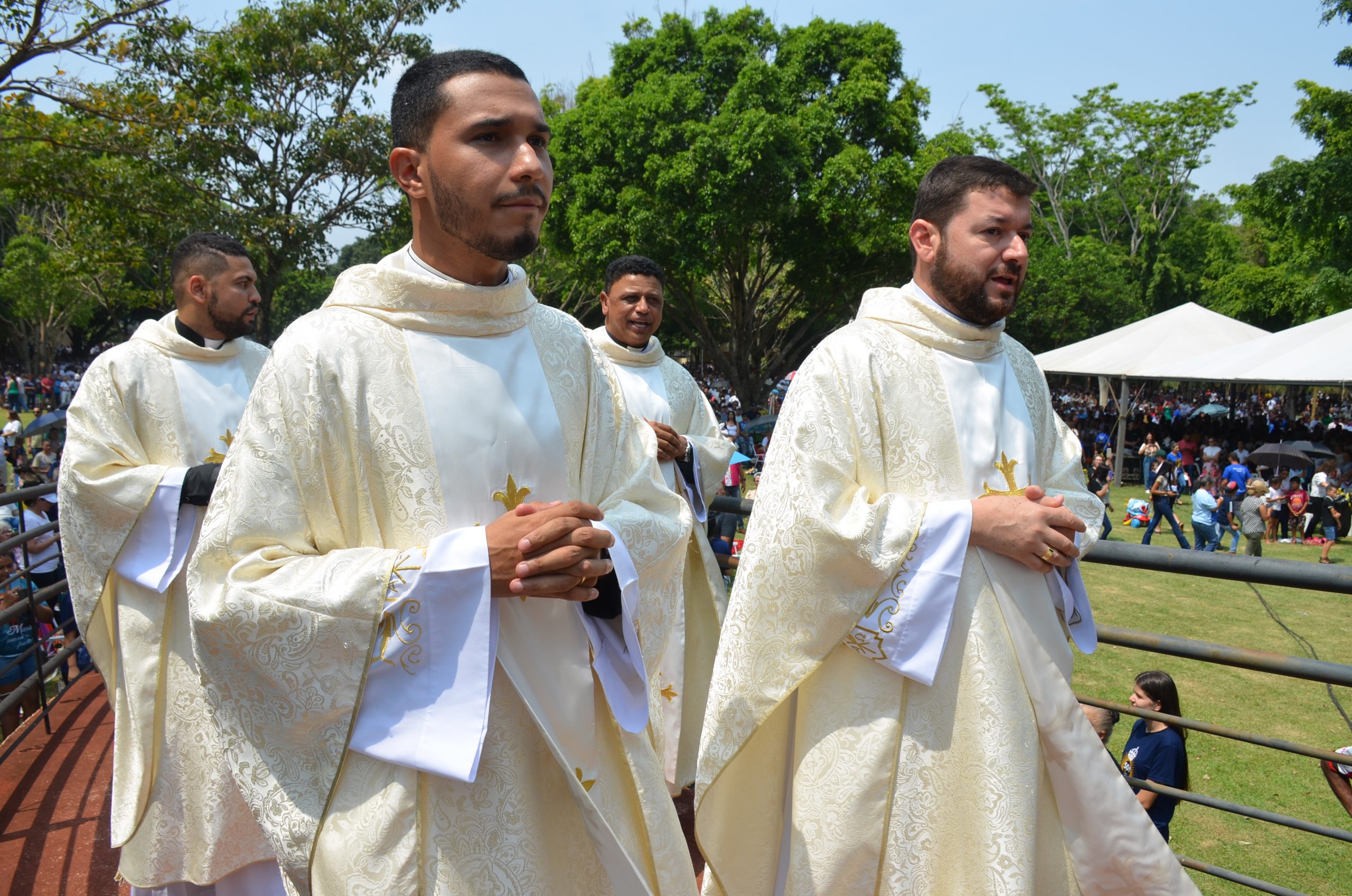 Romaria de N.Sra. Aparecida leva milhares de fiéis ao Santuário de Vila São Pedro Romaria de N.Sra. Aparecida leva milhares de fiéis ao Santuário de Vila São Pedro