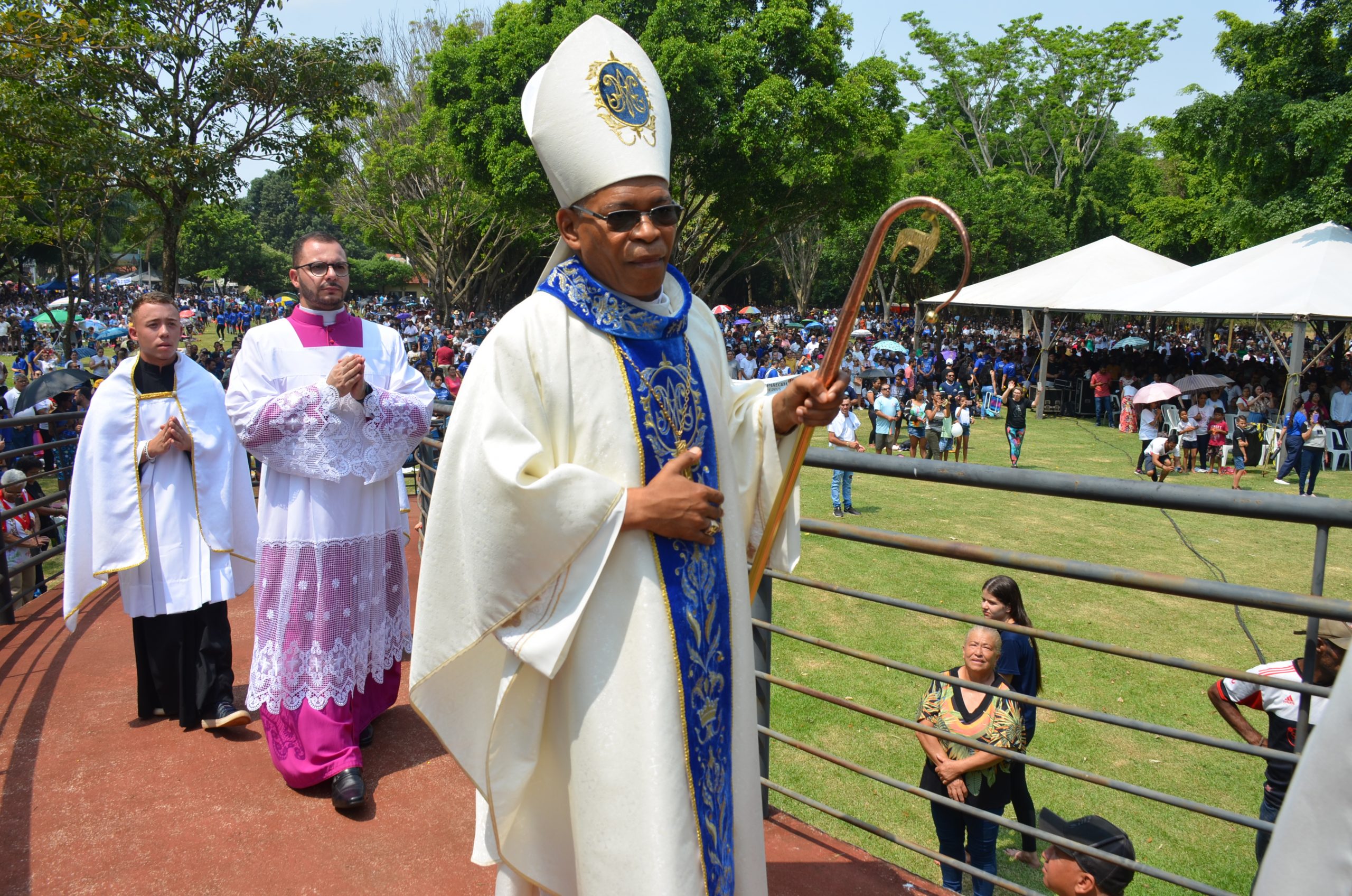 Romaria de N.Sra. Aparecida leva milhares de fiéis ao Santuário de Vila São Pedro Romaria de N.Sra. Aparecida leva milhares de fiéis ao Santuário de Vila São Pedro