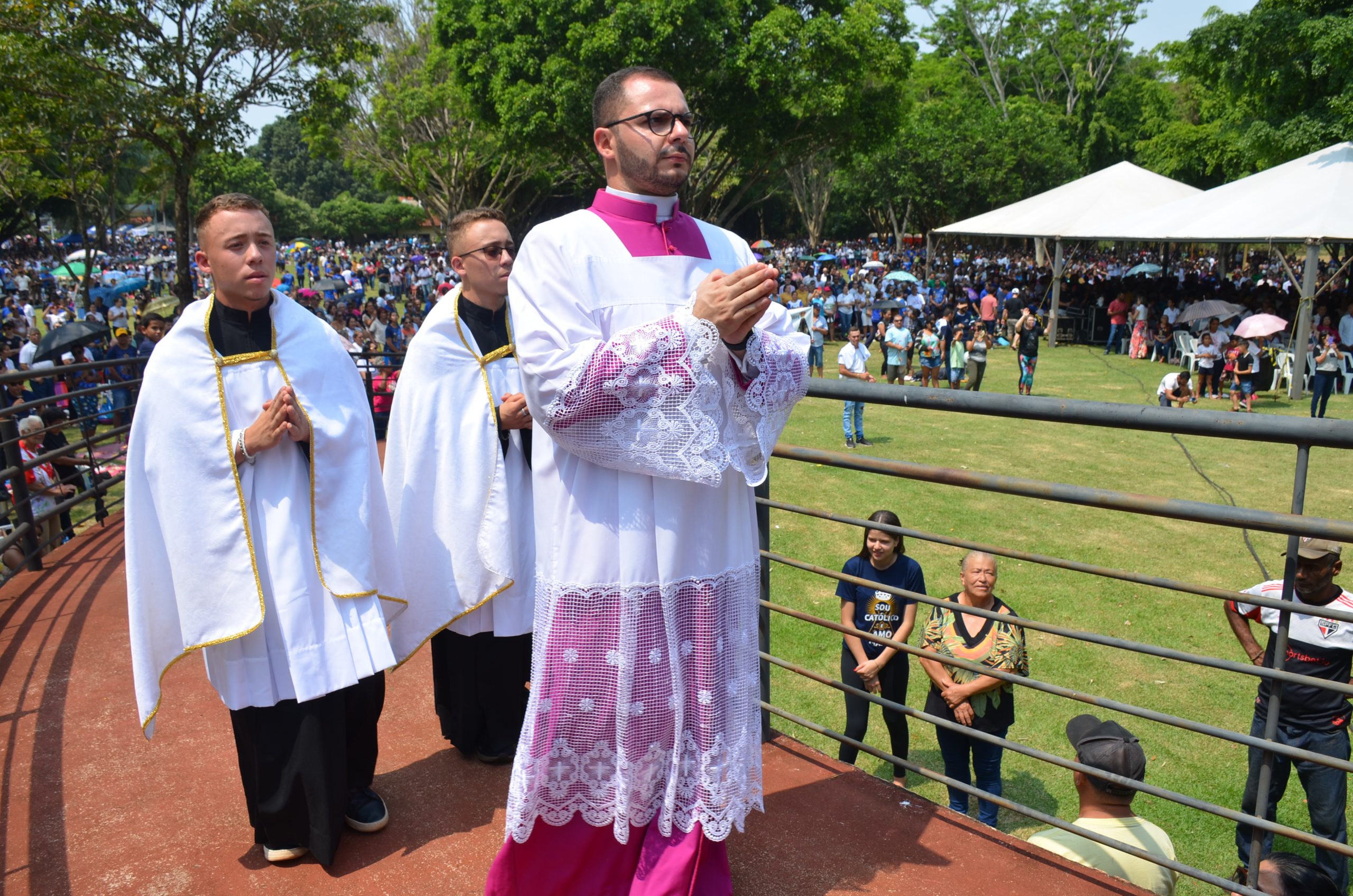 Romaria de N.Sra. Aparecida leva milhares de fiéis ao Santuário de Vila São Pedro Romaria de N.Sra. Aparecida leva milhares de fiéis ao Santuário de Vila São Pedro