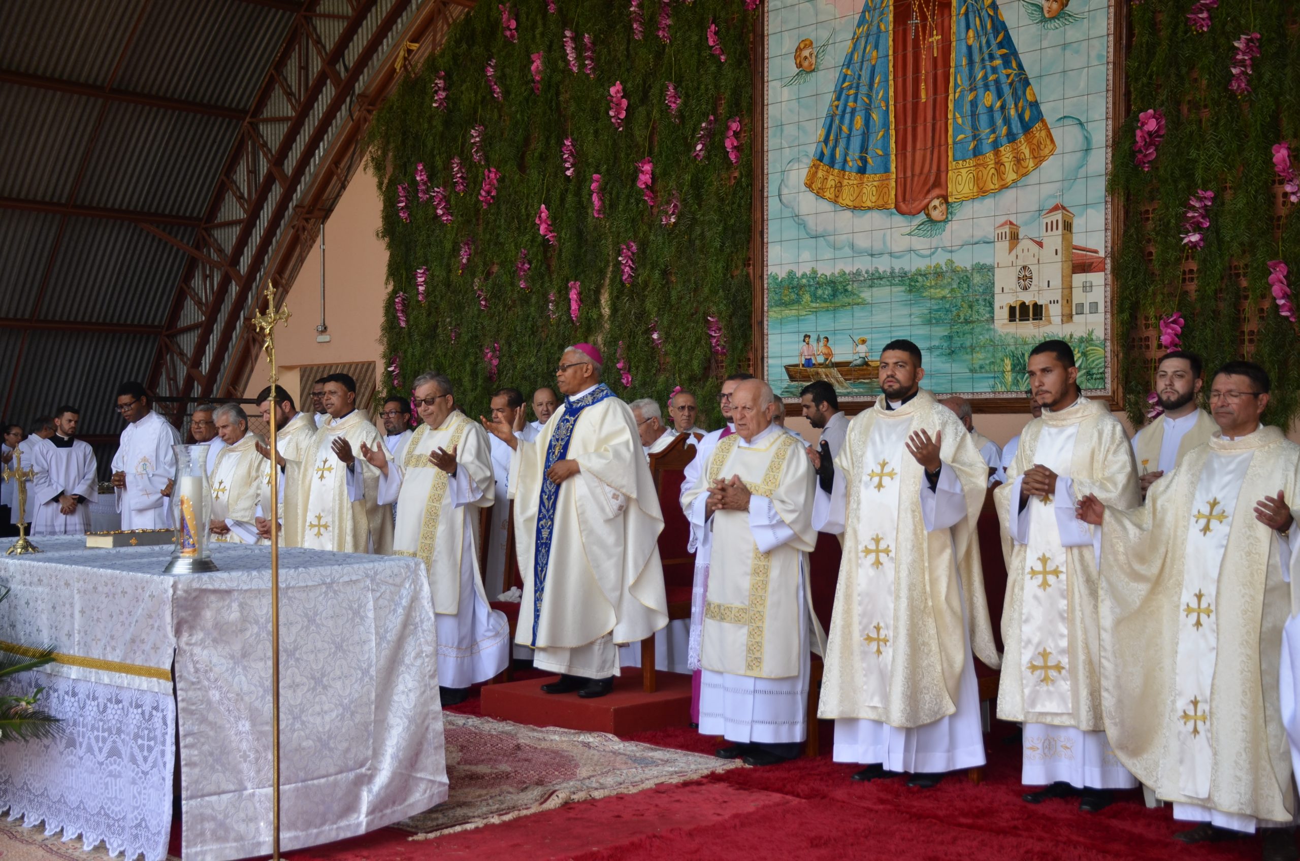 Romaria de N.Sra. Aparecida leva milhares de fiéis ao Santuário de Vila São Pedro Romaria de N.Sra. Aparecida leva milhares de fiéis ao Santuário de Vila São Pedro