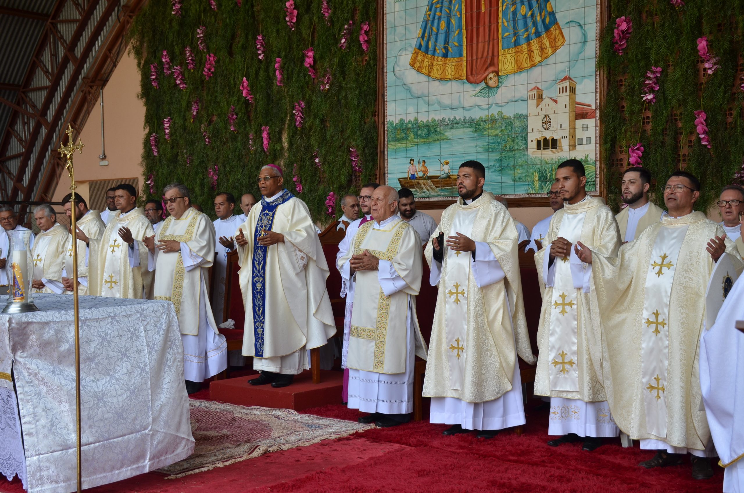 Romaria de N.Sra. Aparecida leva milhares de fiéis ao Santuário de Vila São Pedro Romaria de N.Sra. Aparecida leva milhares de fiéis ao Santuário de Vila São Pedro