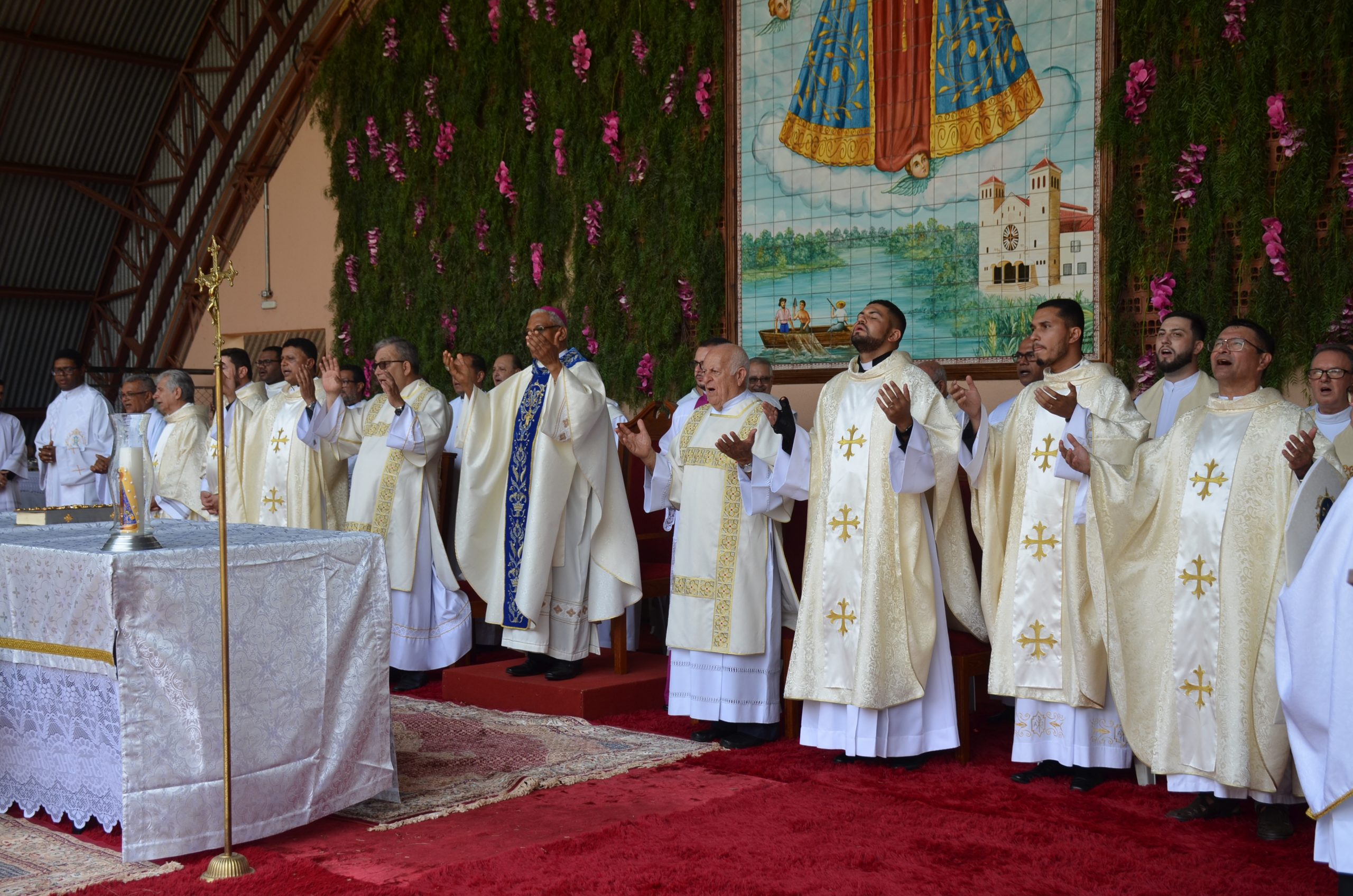 Romaria de N.Sra. Aparecida leva milhares de fiéis ao Santuário de Vila São Pedro Romaria de N.Sra. Aparecida leva milhares de fiéis ao Santuário de Vila São Pedro