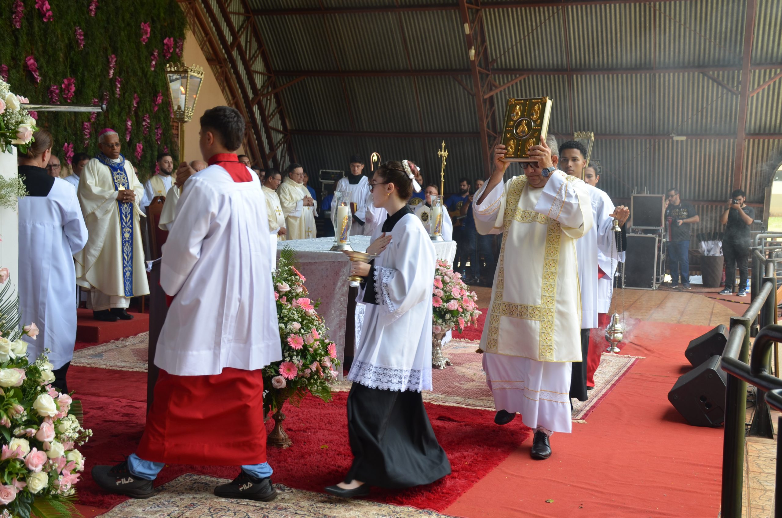 Romaria de N.Sra. Aparecida leva milhares de fiéis ao Santuário de Vila São Pedro Romaria de N.Sra. Aparecida leva milhares de fiéis ao Santuário de Vila São Pedro