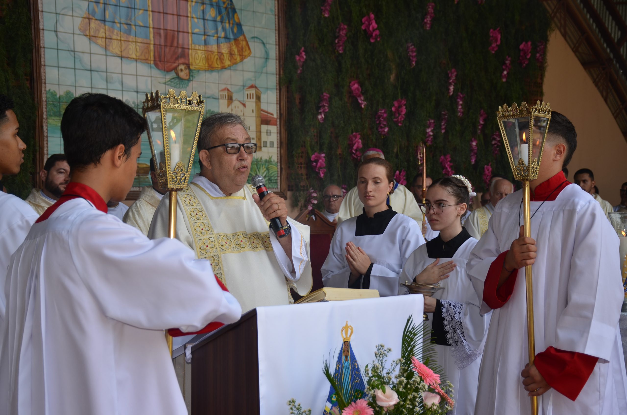 Romaria de N.Sra. Aparecida leva milhares de fiéis ao Santuário de Vila São Pedro Romaria de N.Sra. Aparecida leva milhares de fiéis ao Santuário de Vila São Pedro