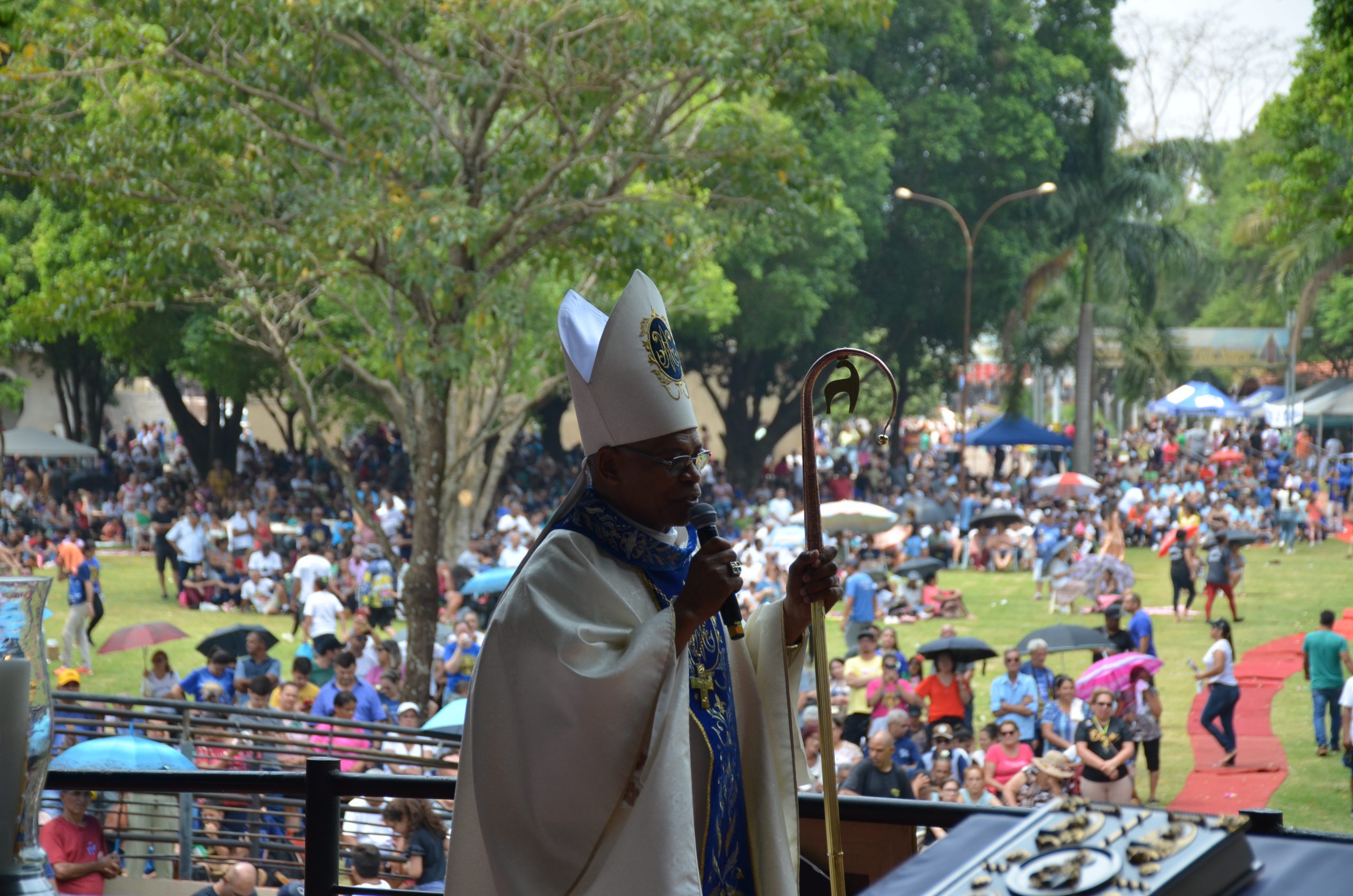 Romaria de N.Sra. Aparecida leva milhares de fiéis ao Santuário de Vila São Pedro Romaria de N.Sra. Aparecida leva milhares de fiéis ao Santuário de Vila São Pedro