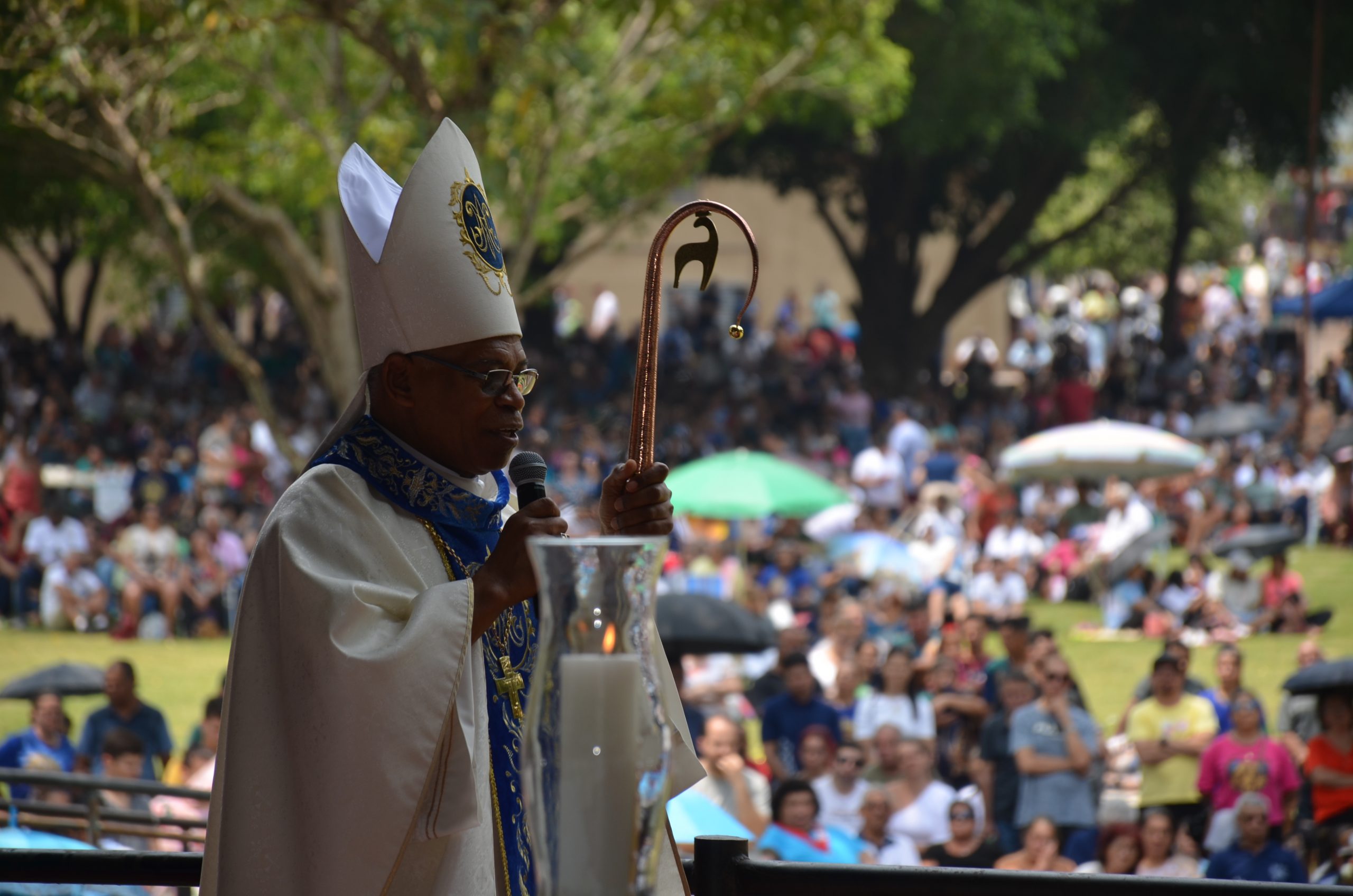 Romaria de N.Sra. Aparecida leva milhares de fiéis ao Santuário de Vila São Pedro Romaria de N.Sra. Aparecida leva milhares de fiéis ao Santuário de Vila São Pedro