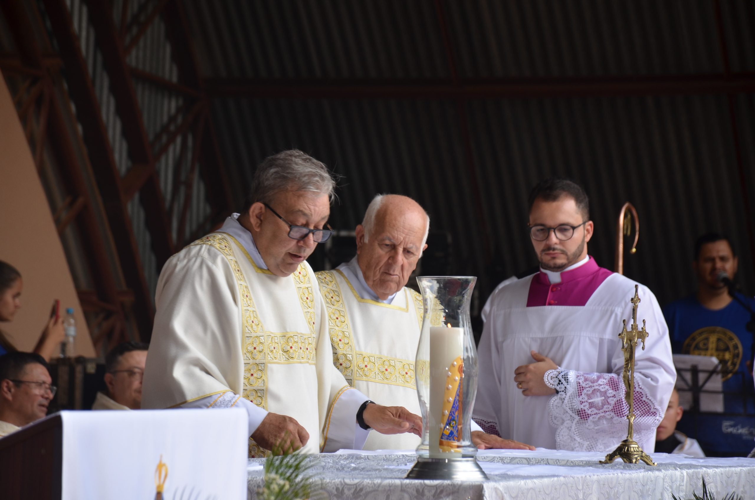 Romaria de N.Sra. Aparecida leva milhares de fiéis ao Santuário de Vila São Pedro Romaria de N.Sra. Aparecida leva milhares de fiéis ao Santuário de Vila São Pedro