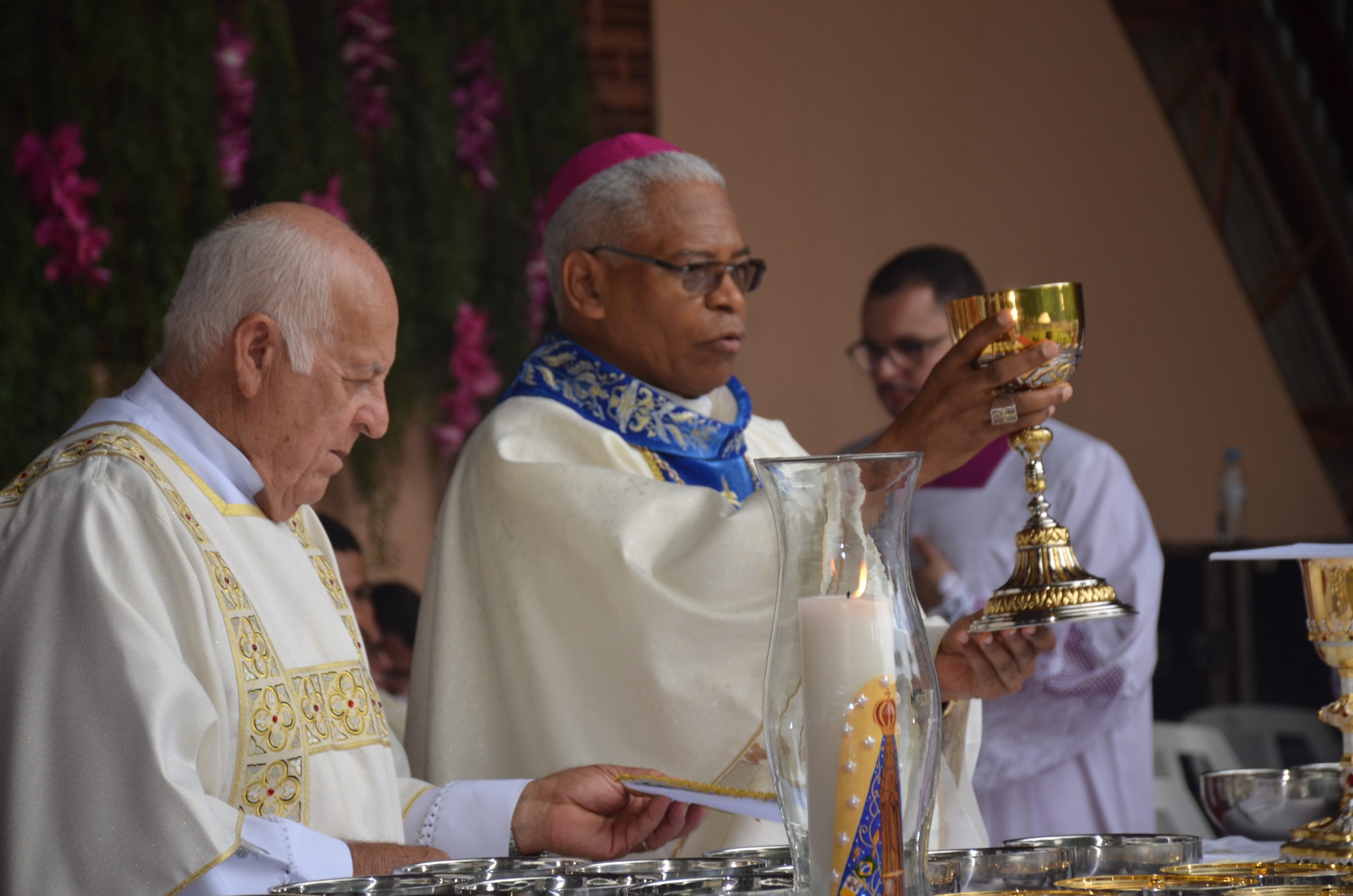 Romaria de N.Sra. Aparecida leva milhares de fiéis ao Santuário de Vila São Pedro Romaria de N.Sra. Aparecida leva milhares de fiéis ao Santuário de Vila São Pedro