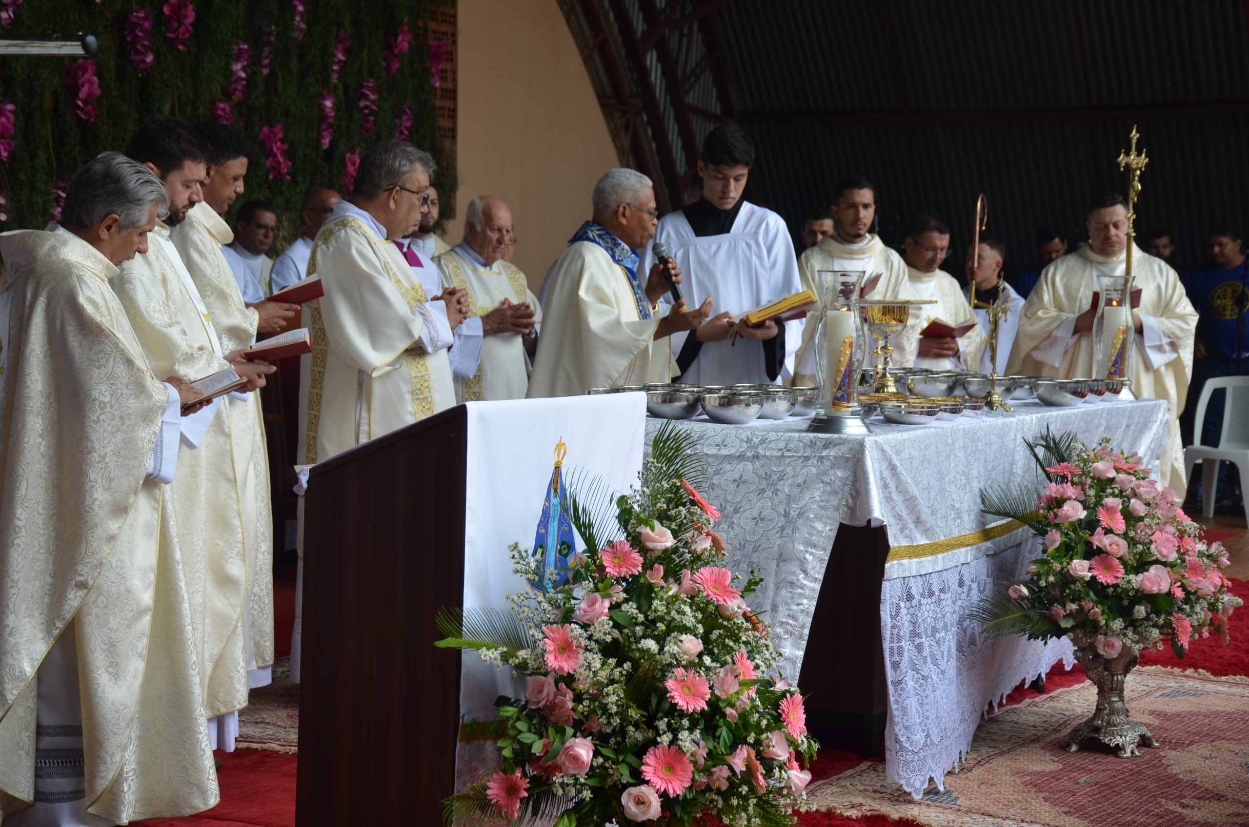 Romaria de N.Sra. Aparecida leva milhares de fiéis ao Santuário de Vila São Pedro Romaria de N.Sra. Aparecida leva milhares de fiéis ao Santuário de Vila São Pedro