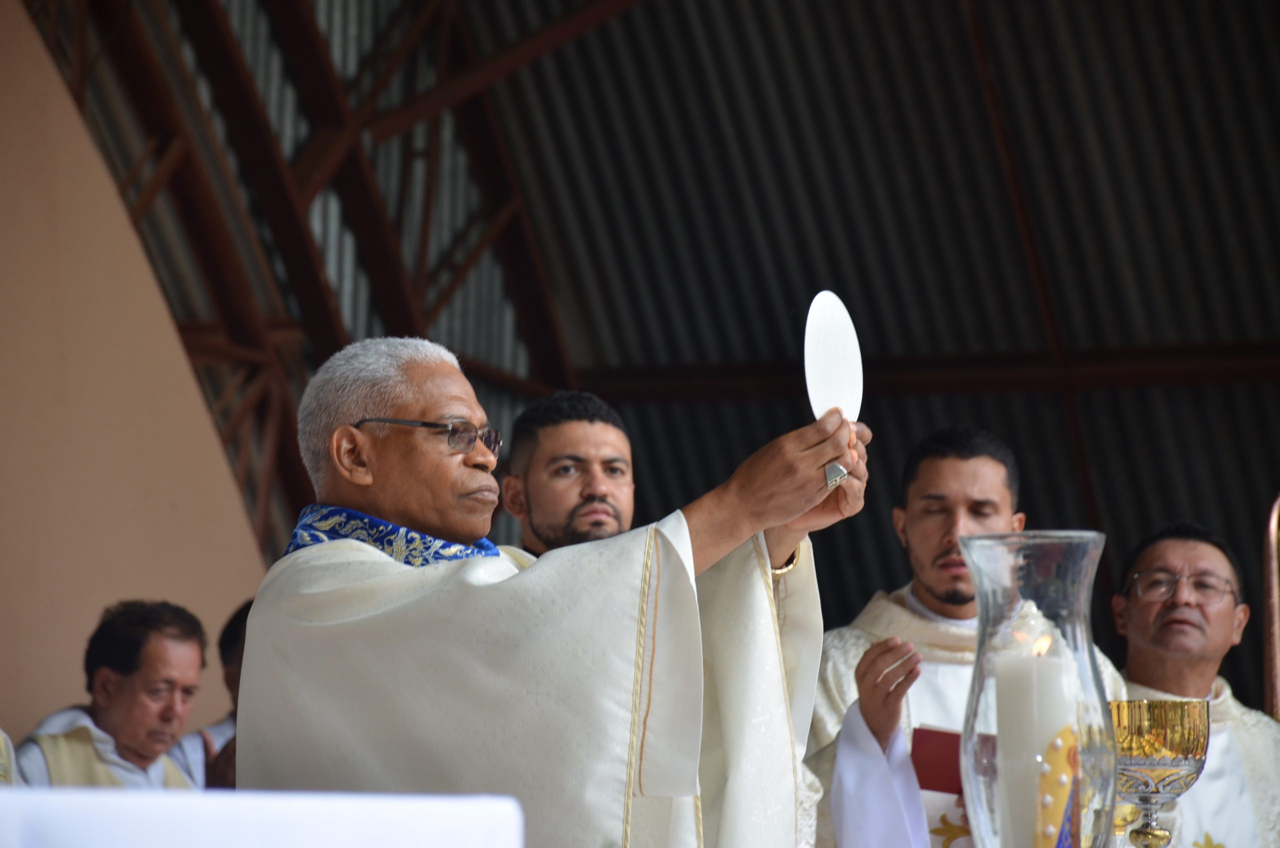 Romaria de N.Sra. Aparecida leva milhares de fiéis ao Santuário de Vila São Pedro Romaria de N.Sra. Aparecida leva milhares de fiéis ao Santuário de Vila São Pedro