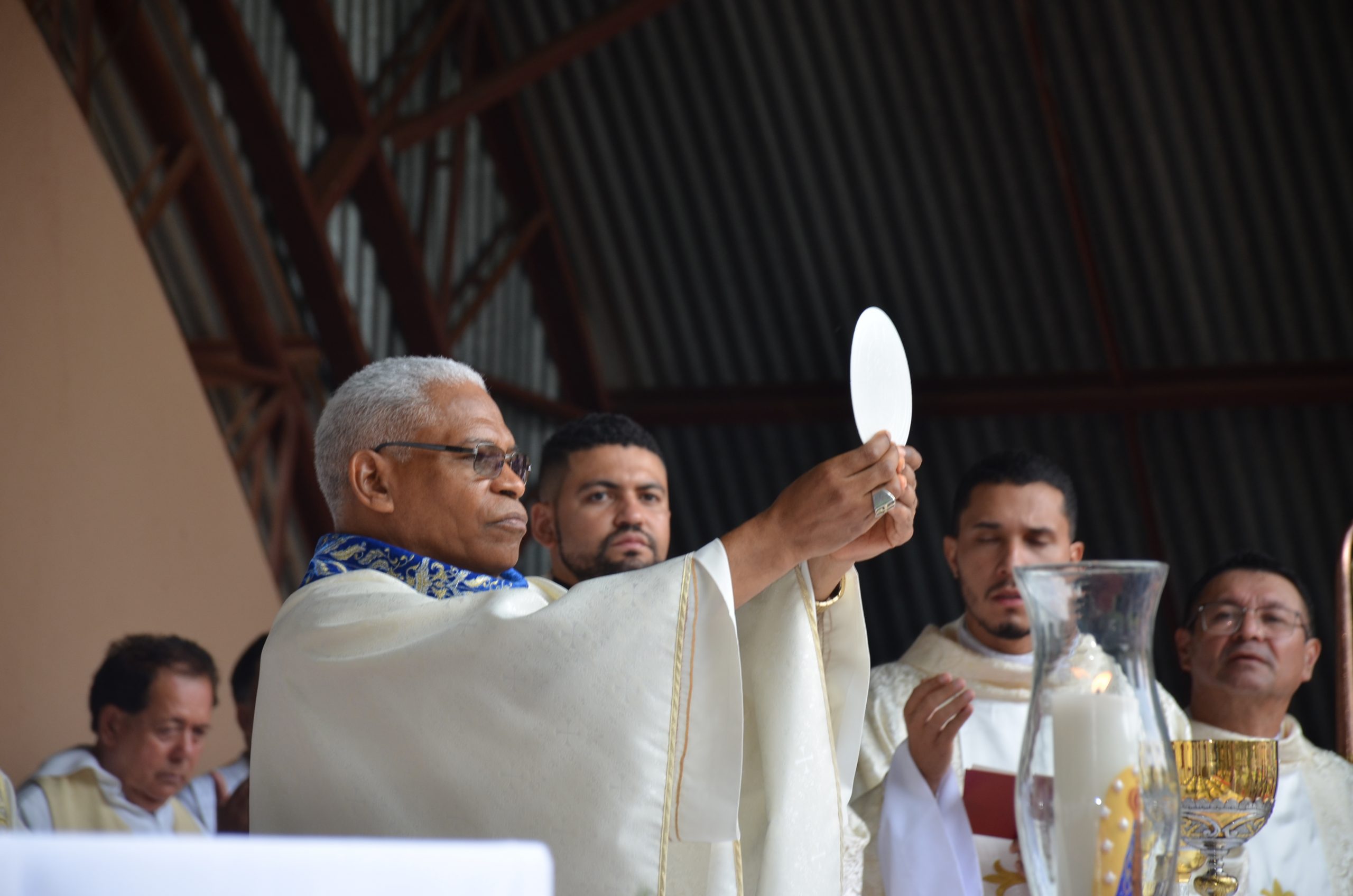 Romaria de N.Sra. Aparecida leva milhares de fiéis ao Santuário de Vila São Pedro