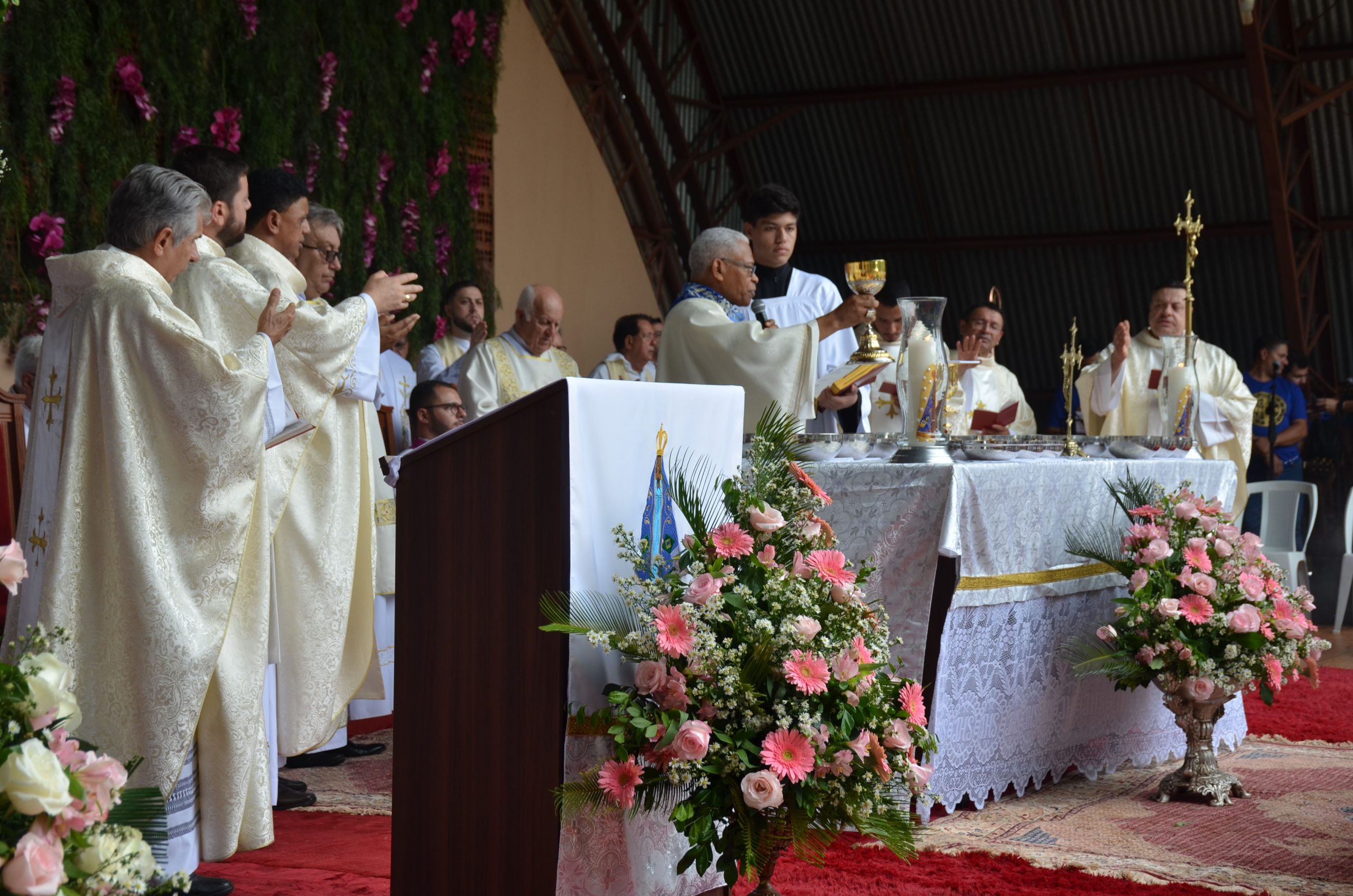 Romaria de N.Sra. Aparecida leva milhares de fiéis ao Santuário de Vila São Pedro Romaria de N.Sra. Aparecida leva milhares de fiéis ao Santuário de Vila São Pedro