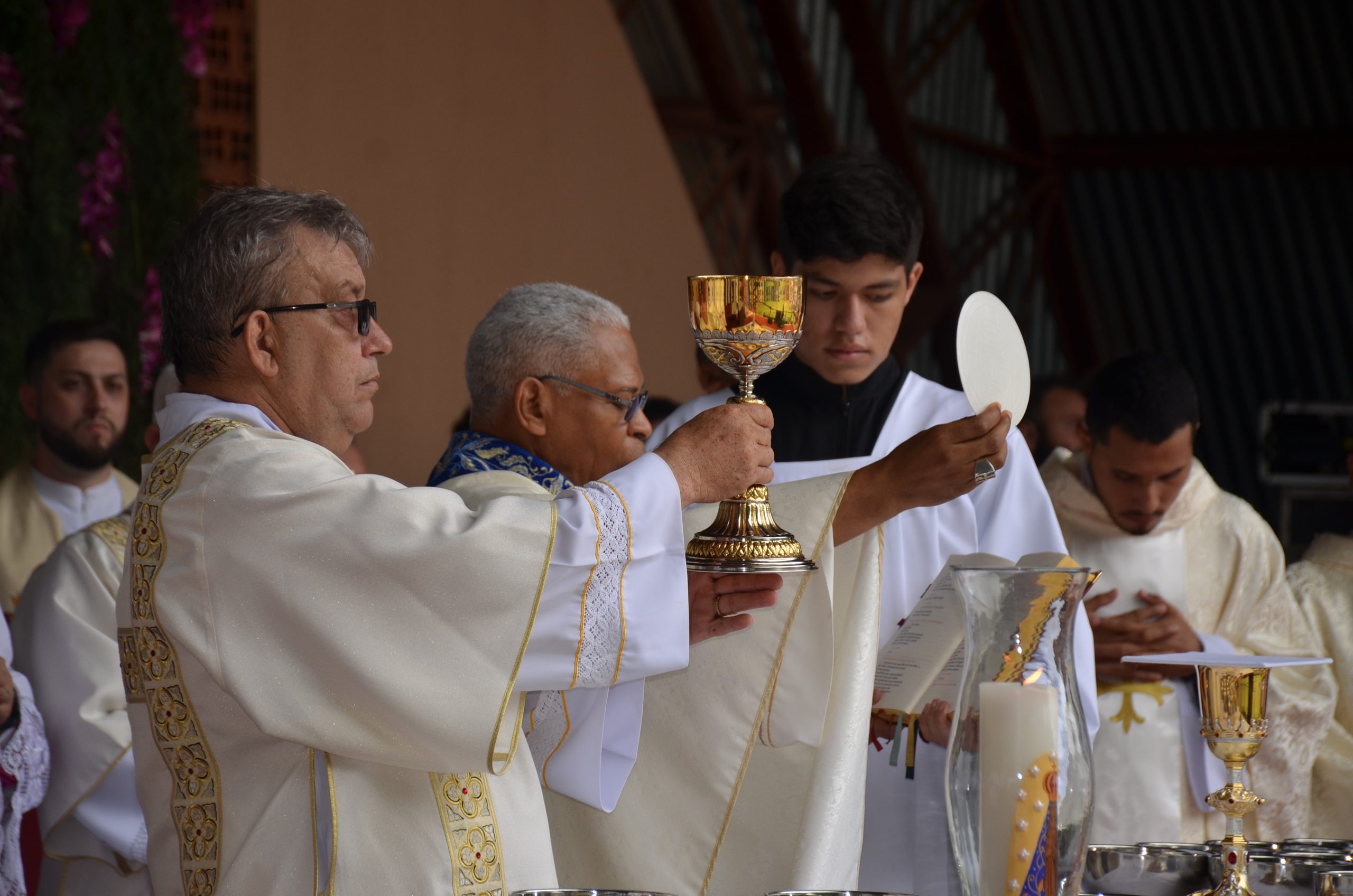Romaria de N.Sra. Aparecida leva milhares de fiéis ao Santuário de Vila São Pedro Romaria de N.Sra. Aparecida leva milhares de fiéis ao Santuário de Vila São Pedro