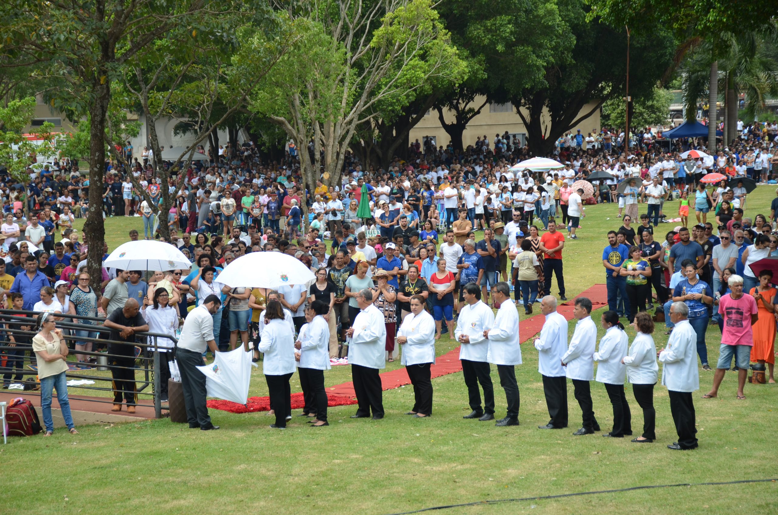 Romaria de N.Sra. Aparecida leva milhares de fiéis ao Santuário de Vila São Pedro Romaria de N.Sra. Aparecida leva milhares de fiéis ao Santuário de Vila São Pedro