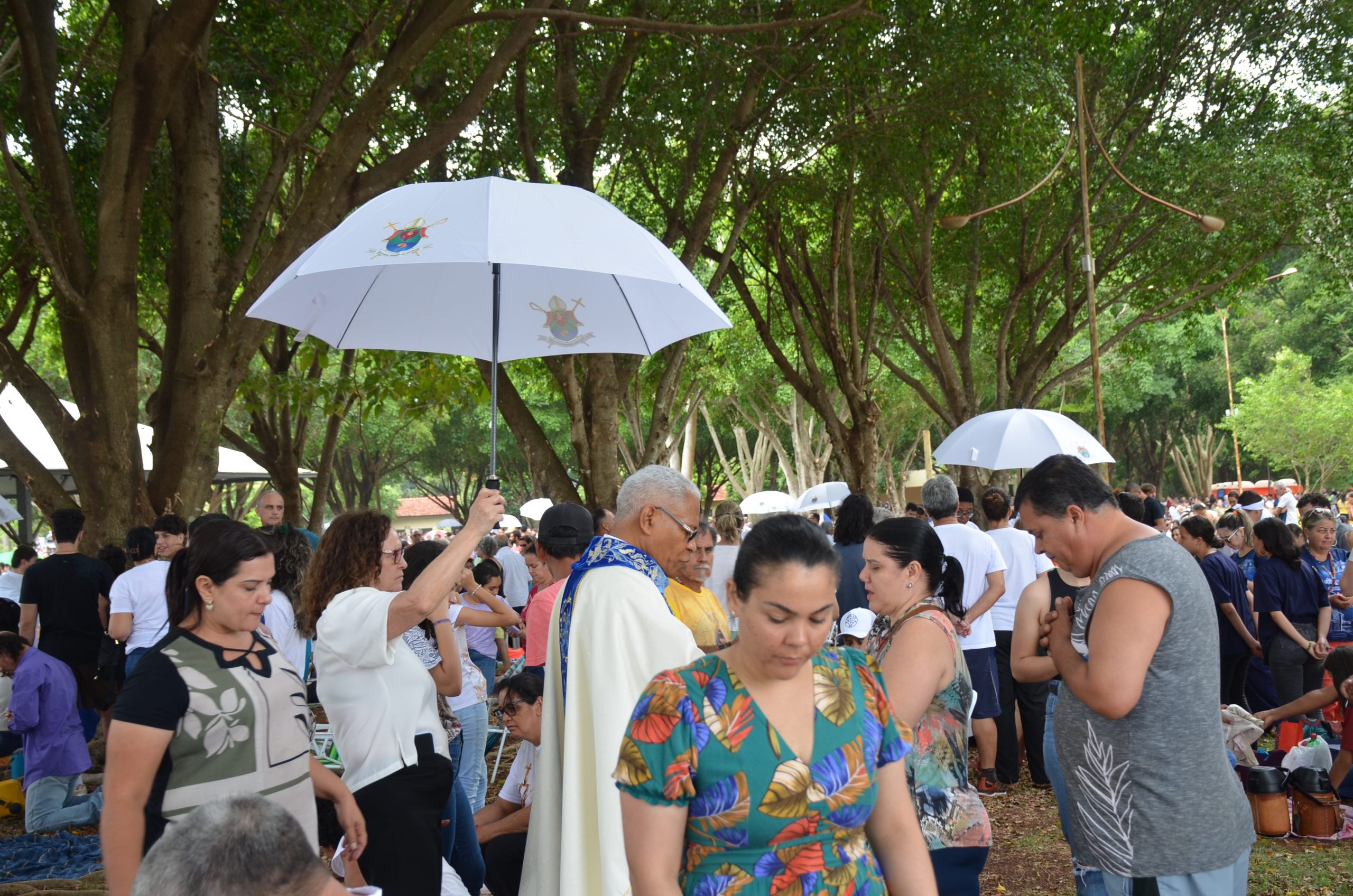 Romaria de N.Sra. Aparecida leva milhares de fiéis ao Santuário de Vila São Pedro Romaria de N.Sra. Aparecida leva milhares de fiéis ao Santuário de Vila São Pedro