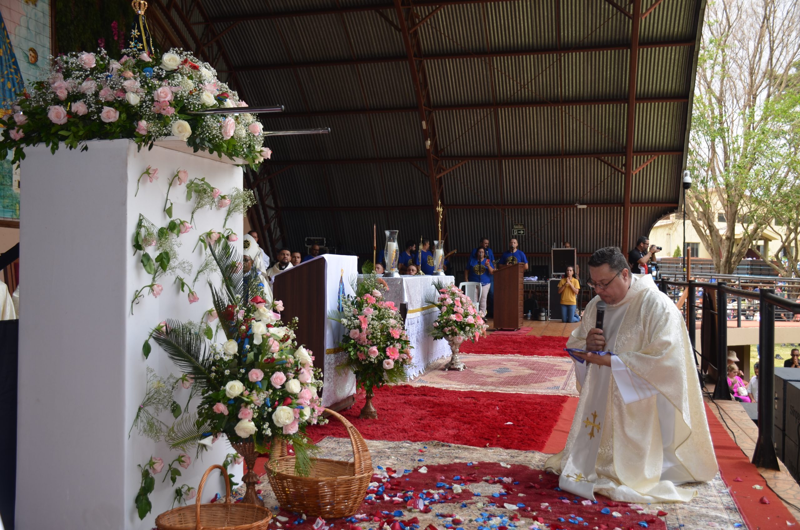 Romaria de N.Sra. Aparecida leva milhares de fiéis ao Santuário de Vila São Pedro Romaria de N.Sra. Aparecida leva milhares de fiéis ao Santuário de Vila São Pedro