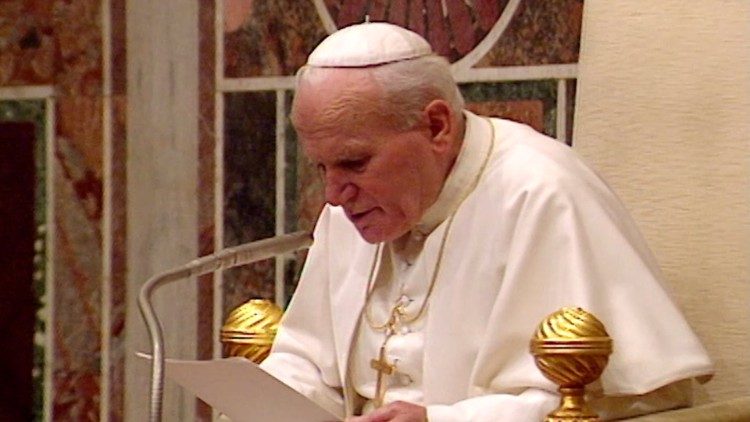 No dia 7 de dezembro de 1992, João Paulo II apresentava oficialmente o novo “Catecismo” aos fiéis de todo o mundo, uma possibilidade para conhecer melhor “a amplitude, o comprimento, a altura e a profundidade do amor de Cristo”. Palavras que ressoam neste vídeo histórico e às quais o Papa Francisco se referiu de forma aprofundada em 2017, por ocasião do vigésimo quinto aniversário da sua promulgação.