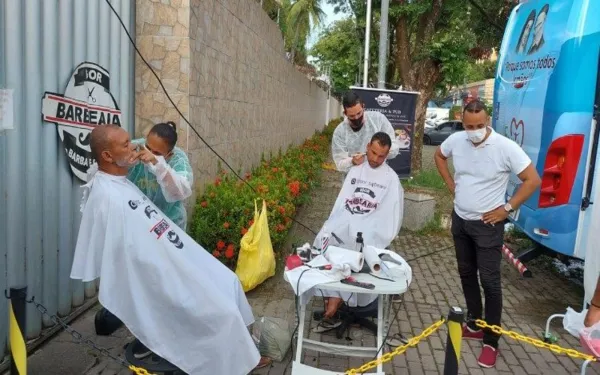 Freiras brasileiras levam ajuda aos mais necessitados com micro-ônibus da caridade Freiras brasileiras levam ajuda aos mais necessitados com micro-ônibus da caridade