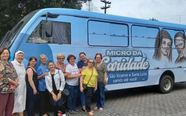 Freiras brasileiras levam ajuda aos mais necessitados com micro-ônibus da caridade Freiras brasileiras levam ajuda aos mais necessitados com micro-ônibus da caridade