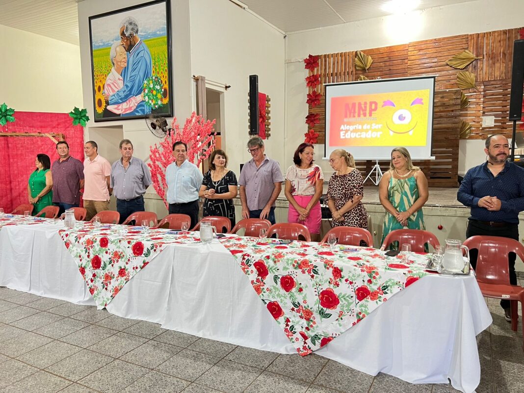 O prefeito Marcos Pacco aproveitou a oportunidade para explanar diversos temas de relevante importância para a administração e em especial para a educação, de uma forma direta e interagindo com os presentes.