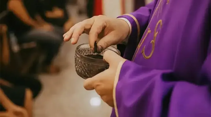 Bento XVI disse durante uma audiência geral que a cinza é um sinal que convida os cristãos à penitência e a intensificar o compromisso de conversão para seguir cada vez mais o Senhor.
