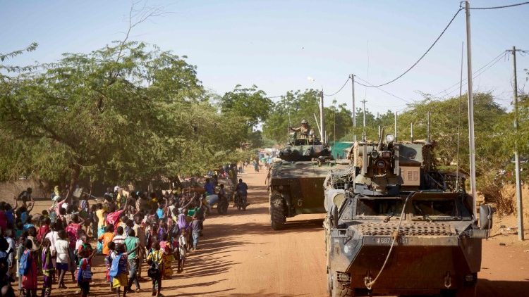 Diversos ataques terroristas tiveram como alvo católicos, muçulmanos e soldados em Burkina Faso no domingo, 25 de fevereiro. O Papa Francisco expressa sua profunda tristeza e se une ao luto das famílias das comunidades atingidas.