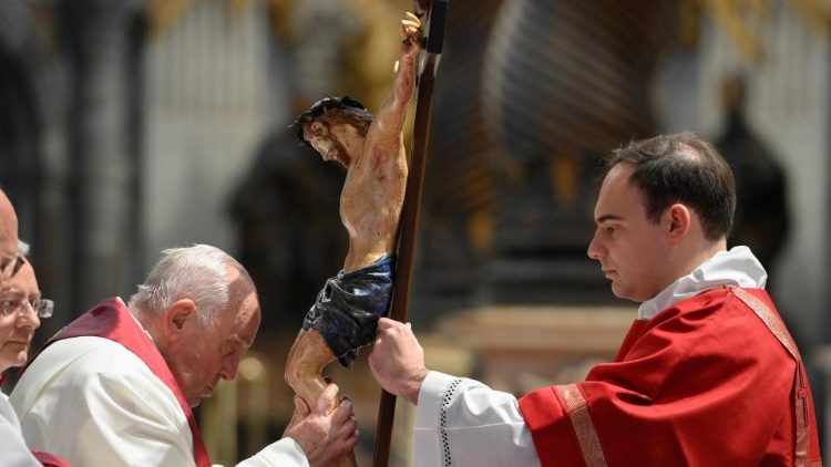 O Departamento de Celebrações Litúrgicas Pontifícias divulgou nesta quinta-feira (29) o calendário das cerimônias que serão presididas pelo Pontífice em março. O programa prevê os compromissos da Semana Santa, que começam com a Santa Missa do Domingo de Ramos em 24 de março.