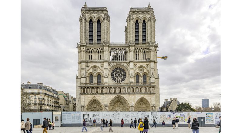 A abertura ao público terá início com um tríduo a partir de 7 de dezembro de 2024 e com a entrega do edifício pelo Estado francês, seu proprietário após a expropriação, à Igreja Católica em França, que é sua cessionária. Dan a conocer fecha de reapertura de Catedral de Notre Dame de París para este 2024 | ZENIT - Espanol