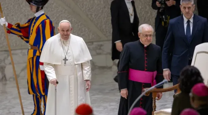 Segundo Francisco, “é uma graça gemer sobre os próprios pecados, recordar o estado de graça do qual caímos, chorar porque perdemos a pureza com que Deus nos sonhou”.